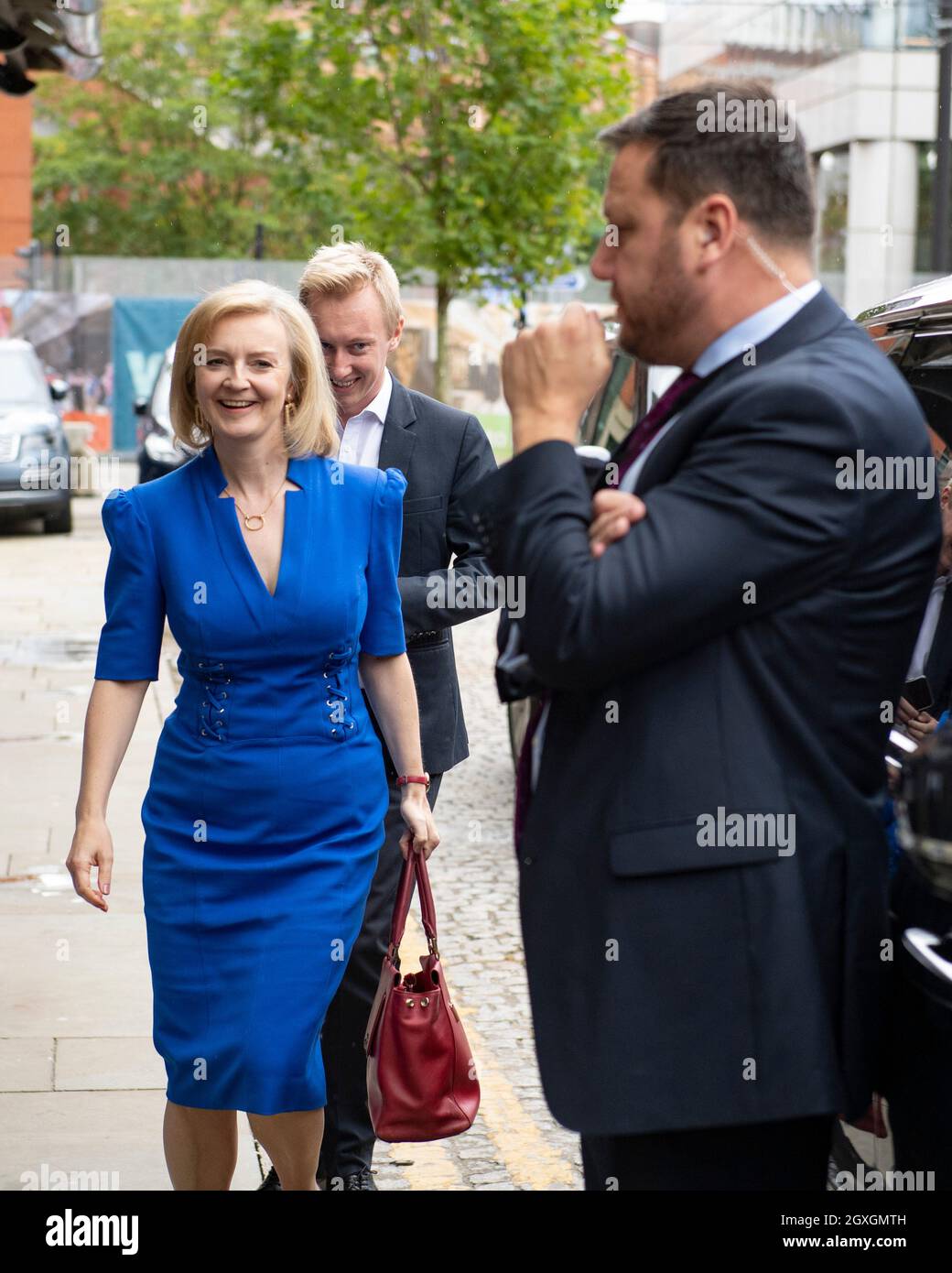 Manchester, Angleterre, Royaume-Uni. 5 octobre 2021. PHOTO : Liz Truss - Secrétaire d'État aux Affaires étrangères, du Commonwealth et du développement du Royaume-Uni, vu entrer dans l'hôtel Midland à Manchester. Scènes pendant la Conférence du parti conservateur #CPC21. Crédit : Colin Fisher/Alay Live News Banque D'Images