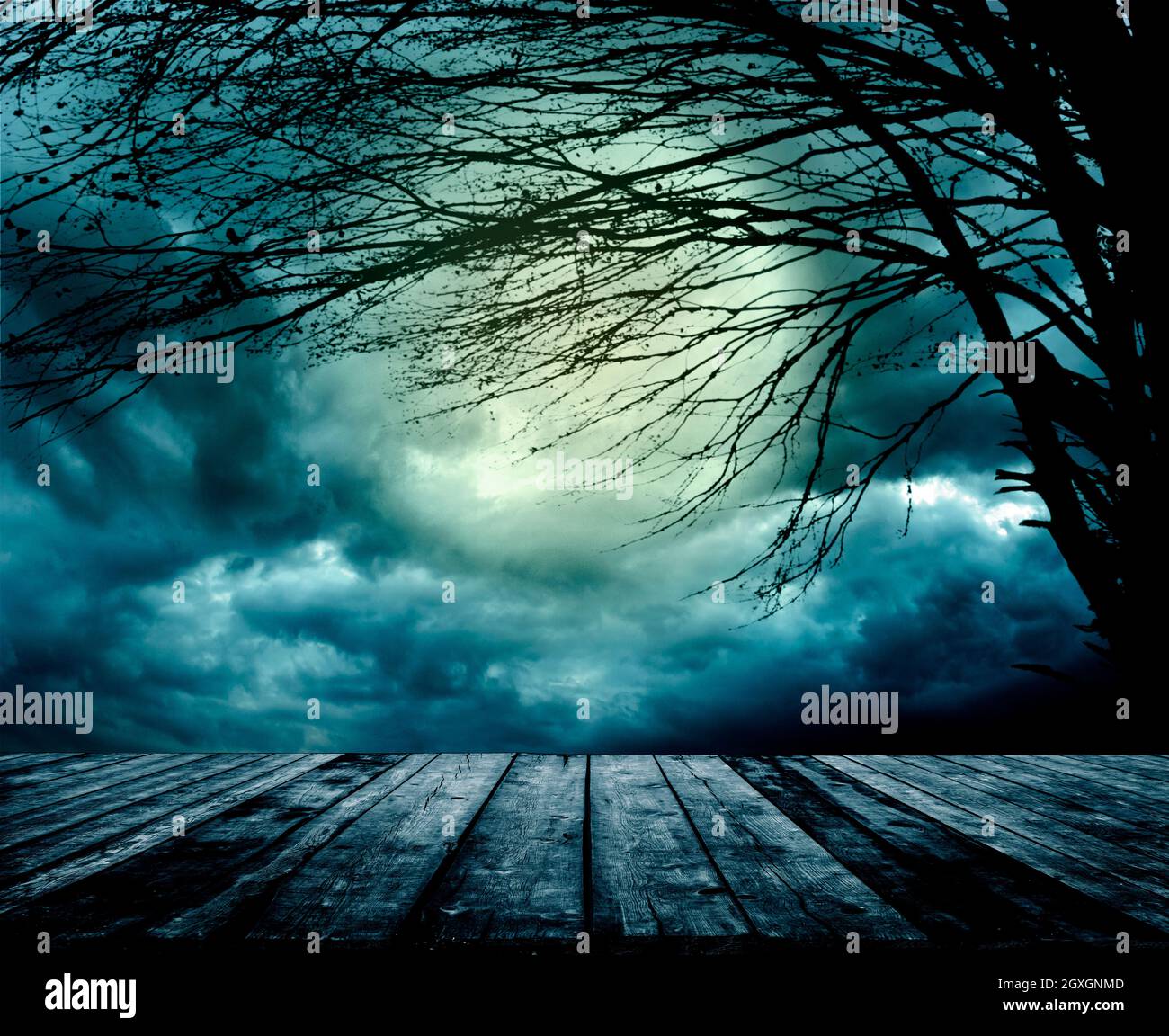 Vieille table en bois de grunge devant une scène de nuit effrayante. Fond de composition Halloween avec forêt sombre effrayante et lune maléfique. Paysage d'horreur mystère Banque D'Images