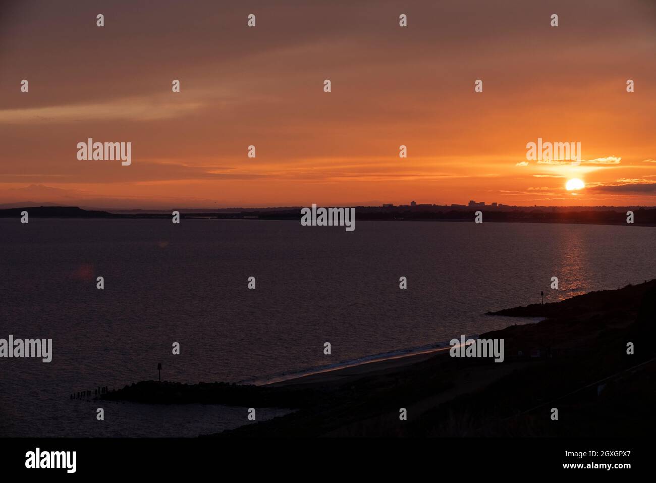 Coucher de soleil le long du sentier côtier du Hampshire près de Barton-on-Sea en regardant vers Hengistbury Head, près de Bournemouth, Angleterre, Royaume-Uni Banque D'Images