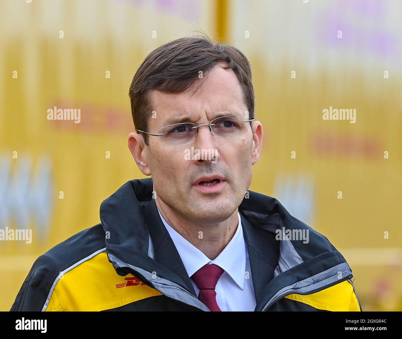 04 octobre 2021, Brandenburg, Großbeeren: Tobias Meyer, membre du Conseil de gestion de la poste et des colis Allemagne, se tient au terminal DE DUSS pour le lancement de nouvelles connexions afin que d'autres colis DHL puissent être transportés par chemin de fer dans un climat favorable. Le groupe logistique Deutsche Post DHL Group et Deutsche Bahn AG élargissent leur coopération dans le domaine du transport de colis par chemin de fer. L'objectif est d'augmenter la proportion de colis DHL transportés par rail de 2 à 6 pour cent. De nouveaux itinéraires doivent également être ajoutés au réseau de transport ferroviaire existant pour les colis. Photo : Pat Banque D'Images