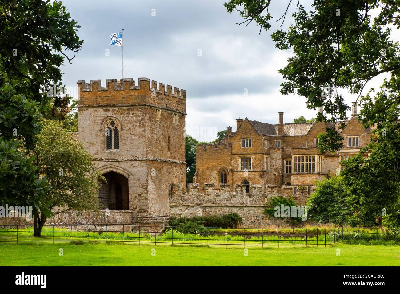 Royaume-Uni, Angleterre, Oxfordshire, Banbury, Broughton, gatehouse et château, manoir médiéval fortifié, qui abrite la famille des Feinnes Banque D'Images
