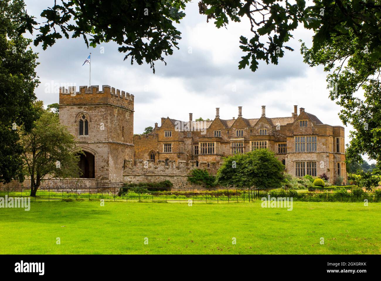 Royaume-Uni, Angleterre, Oxfordshire, Banbury, Broughton, gatehouse et château, manoir médiéval fortifié, qui abrite la famille des Feinnes Banque D'Images