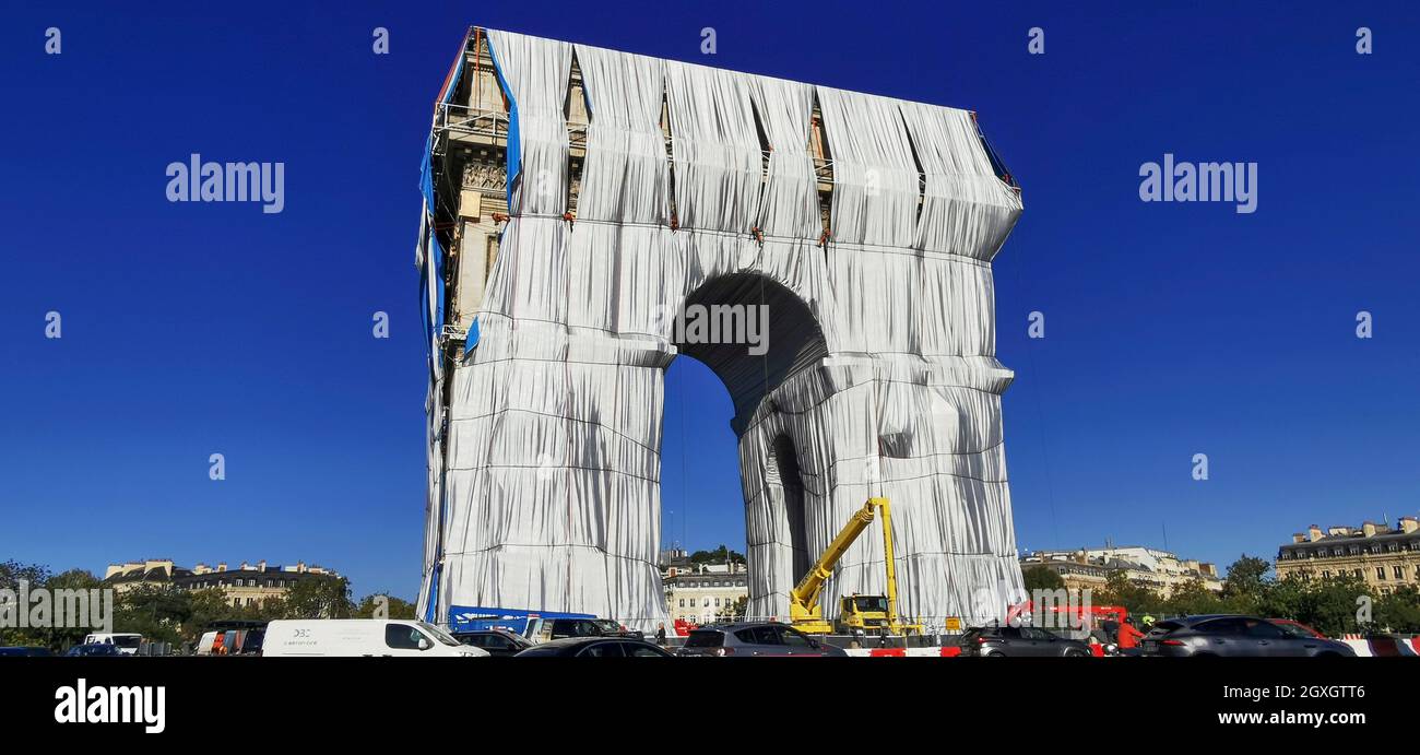 LA PHASE DE DÉMONTAGE DE L'ARC DE TRIOMPHE ENVELOPPÉ PAR CHRISTO A COMMENCÉ Banque D'Images