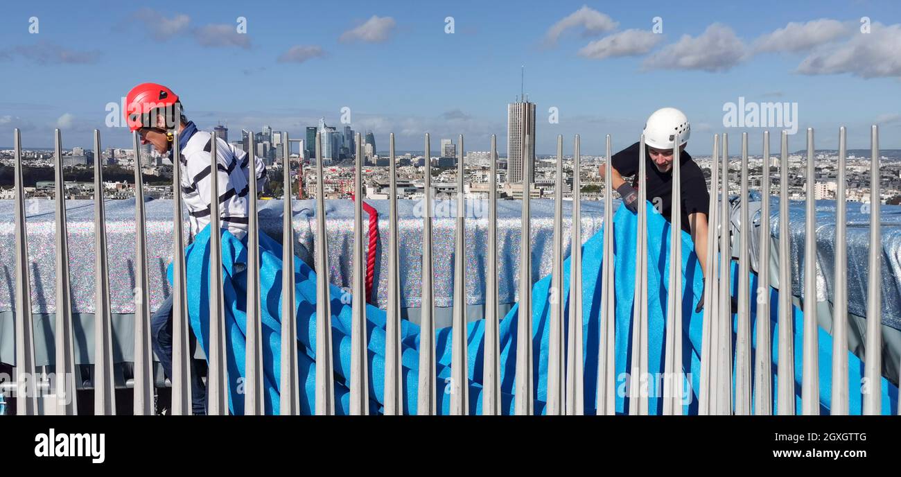 LA PHASE DE DÉMONTAGE DE L'ARC DE TRIOMPHE ENVELOPPÉ PAR CHRISTO A COMMENCÉ Banque D'Images