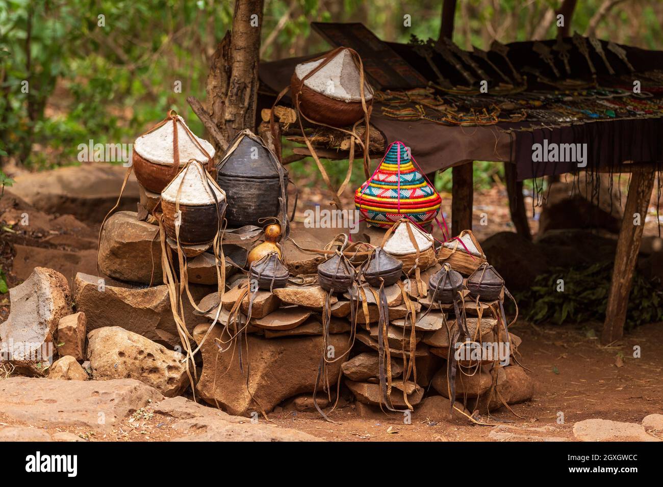 Boutique de souvenirs à côté de l'entrée de l'ancienne église du monastère de l'UNESCO Ura Kidane Mehret à Bahir Dar, en Ethiopie. Cuir traditionnel vintage handma Banque D'Images