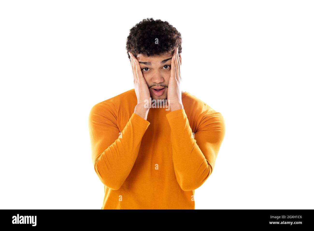 Mignon africain américain avec une coiffure afro portant une orange T-shirt isolé sur fond blanc Banque D'Images