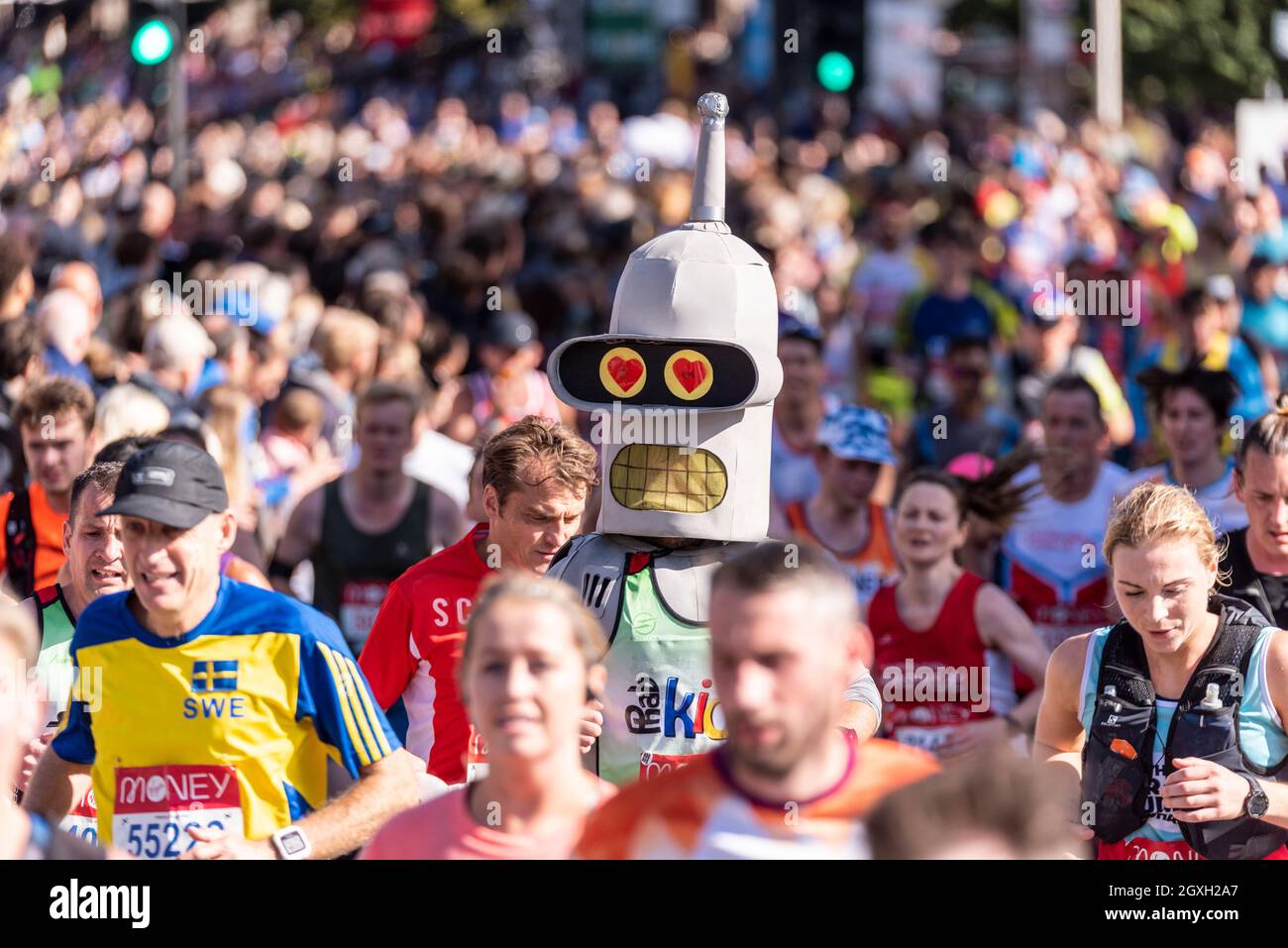 Personne en costume de Bender de Futurama course dans le Virgin Money London Marathon 2021, à Tower Hill, Londres, Royaume-Uni.Personnage de robot de dessin animé Banque D'Images
