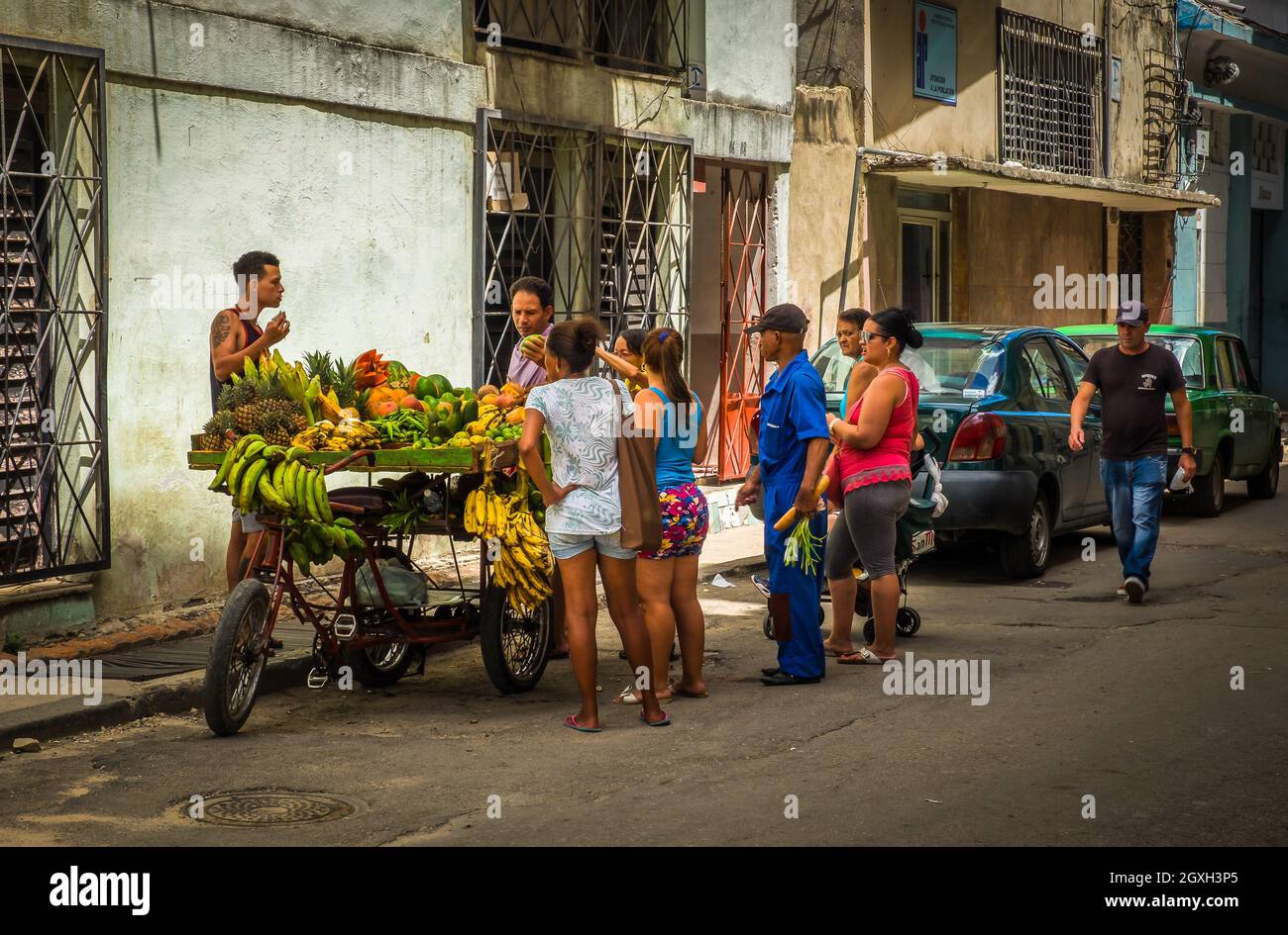 La Havane, Cuba, juillet 2019, vendeur de fruits et clients dans une rue de la partie la plus ancienne de la ville Banque D'Images