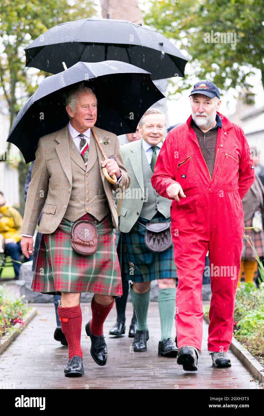 Le prince de Galles, connu sous le nom de duc de Rothesay en Écosse, avec le volontaire et organisateur Ron Reid (à droite) lors d'une visite au marché agricole d'Inverurie et des magasins locaux autour du centre-ville d'Inverurie, Aberdeenshire. Date de la photo: Mardi 5 octobre 2021. Banque D'Images