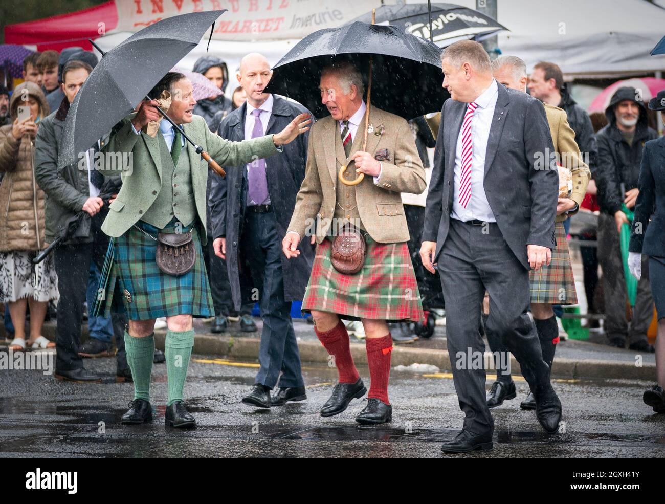 Le prince de Galles, connu sous le nom de duc de Rothesay en Écosse, lors d'une visite au marché agricole d'Inverurie et des boutiques locales autour du centre-ville d'Inverurie, Aberdeenshire. Date de la photo: Mardi 5 octobre 2021. Banque D'Images