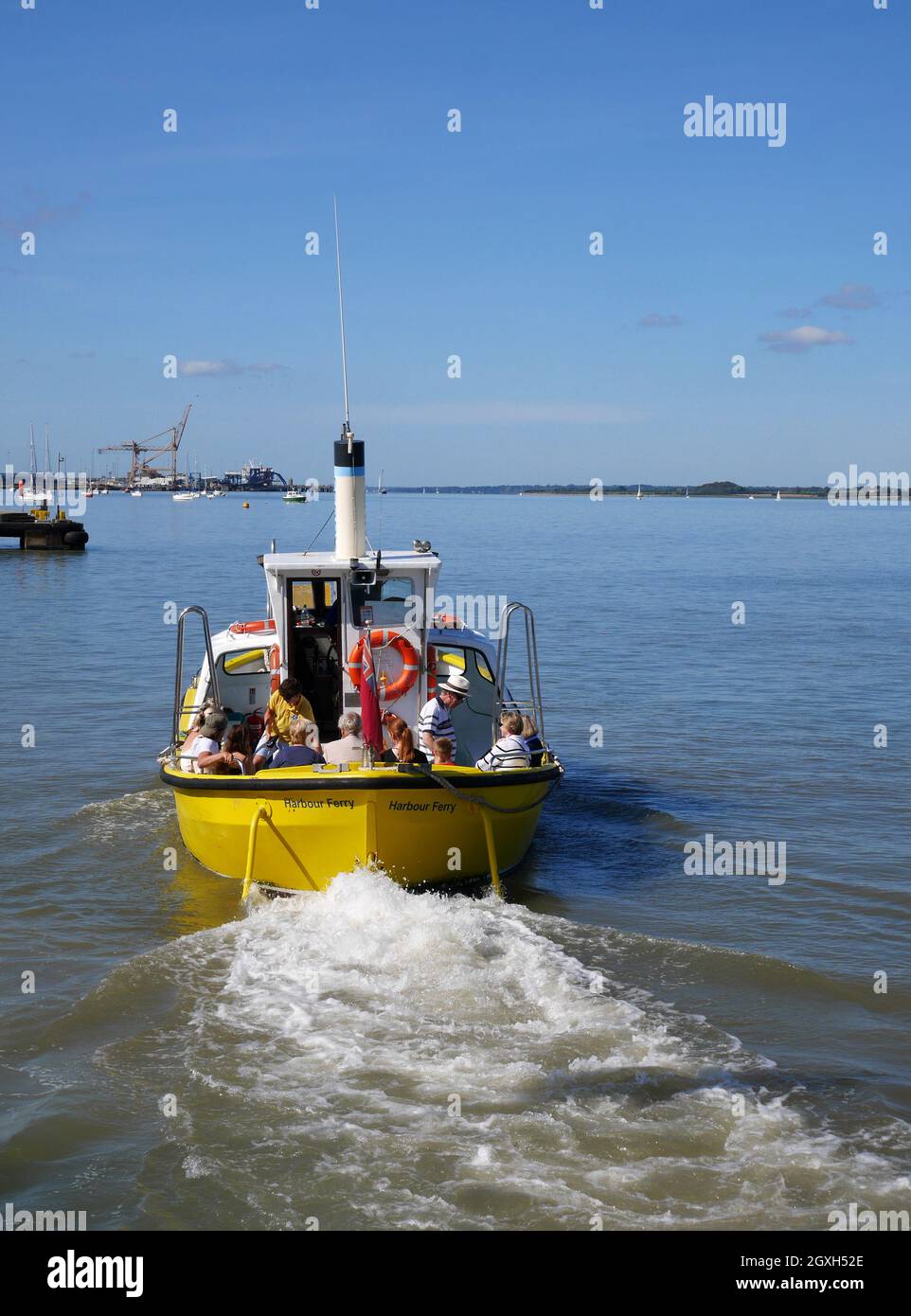 Le Harbour Ferry quitte Harwich Ha'Penny Pier pour Shotley en traversant l'estuaire de la rivière Stour, Harwich, Essex, Angleterre, Royaume-Uni Banque D'Images