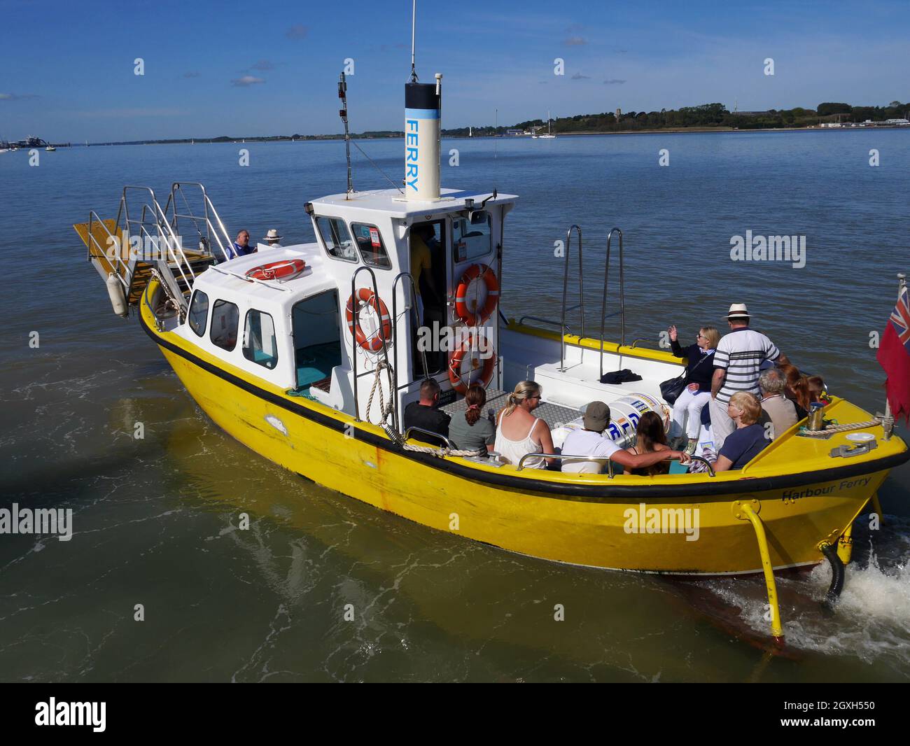 Le Harbour Ferry quitte Harwich Ha'Penny Pier pour Shotley en traversant l'estuaire de la rivière Stour, Harwich, Essex, Angleterre, Royaume-Uni Banque D'Images