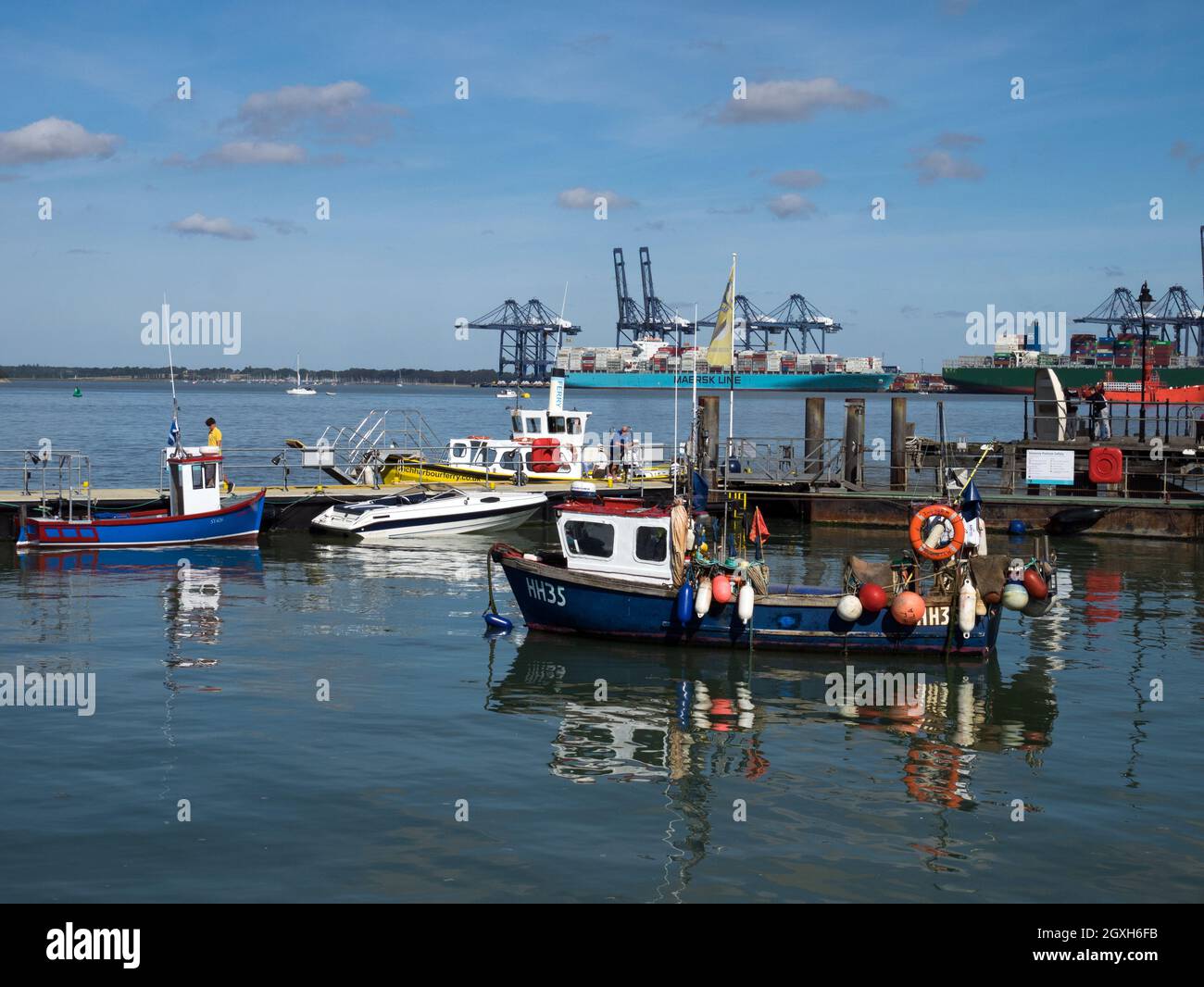 Port de Harwich, situé à l'embouchure des rivières Orwell et Stour, à distance du port de conteneurs Felixstowe, Harwich, Essex, Angleterre, Royaume-Uni Banque D'Images