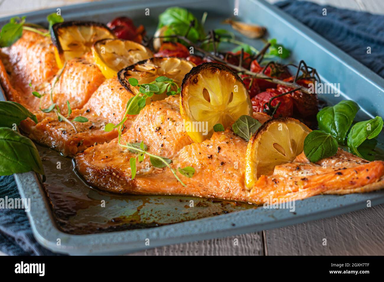 Filet de saumon rôti au four aux épices méditerranéennes et aux  herbes.Servi sur une plaque de cuisson sur fond de table blanc Photo Stock  - Alamy