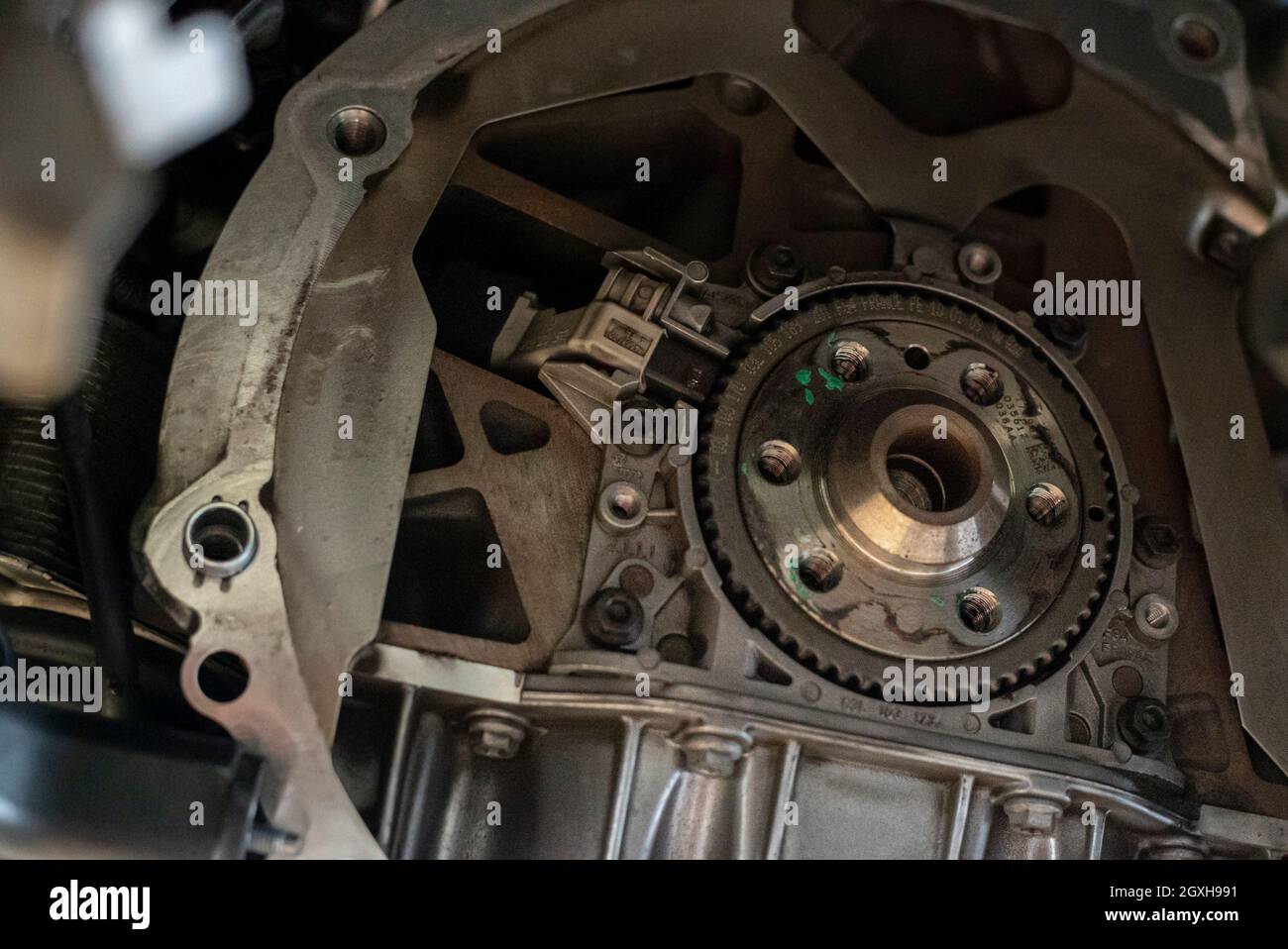 Moteur de voiture démonté dans l'atelier mécanique pour réparation Banque D'Images