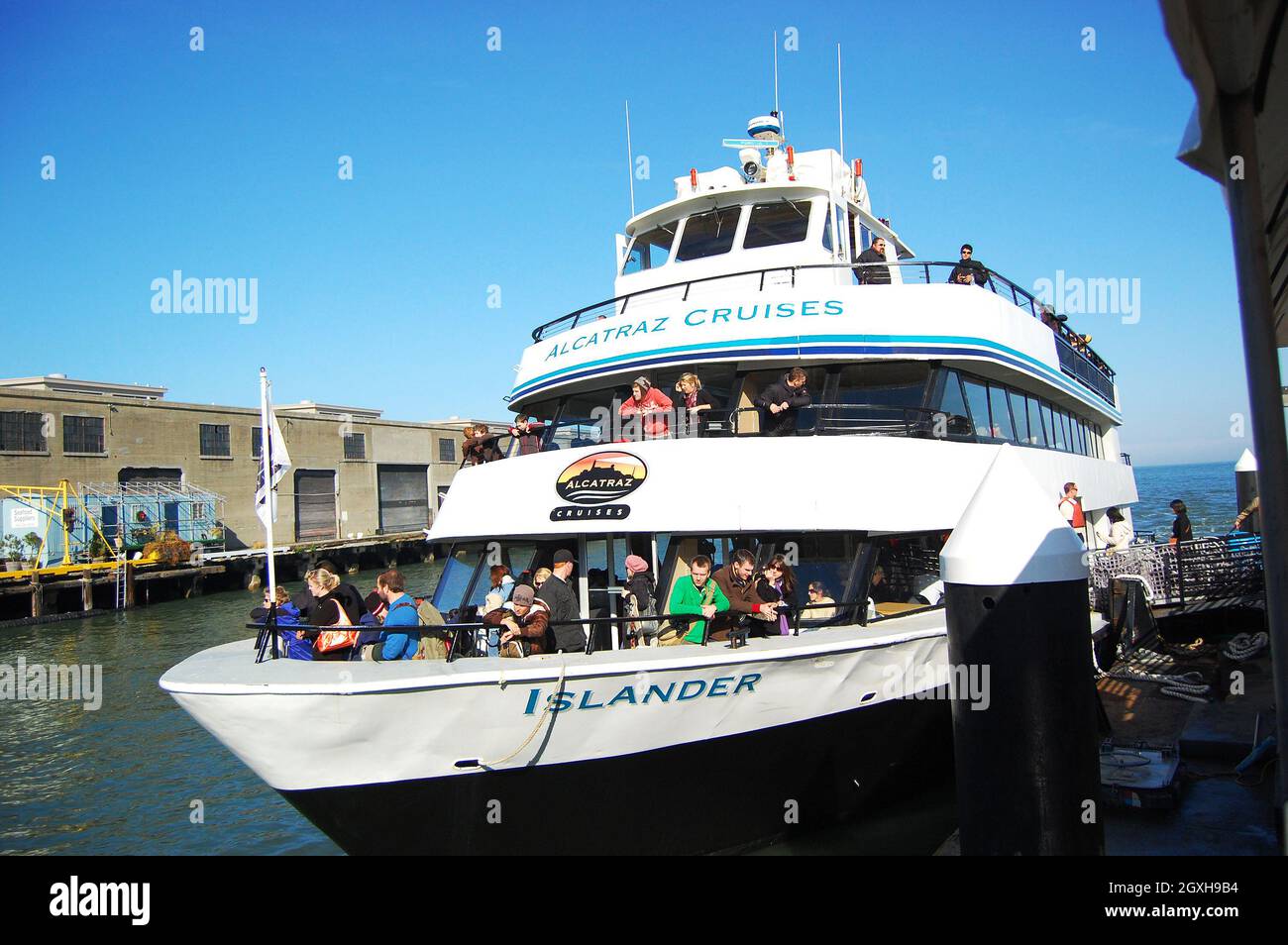 Alcatraz Cruises Islander à l'île d'Alcatraz amarré à l'embarcadère 33 dans le centre-ville de San Francisco, Californie, États-Unis. Banque D'Images