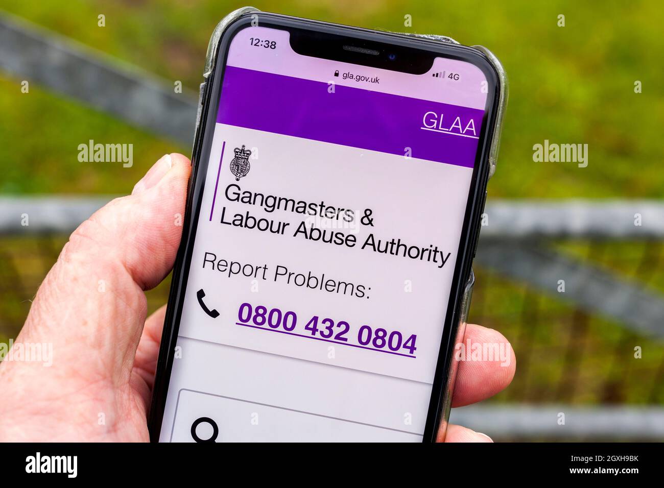 Site Web de Gangmasters & Labor Abuse Authority affiché sur un téléphone mobile. Banque D'Images