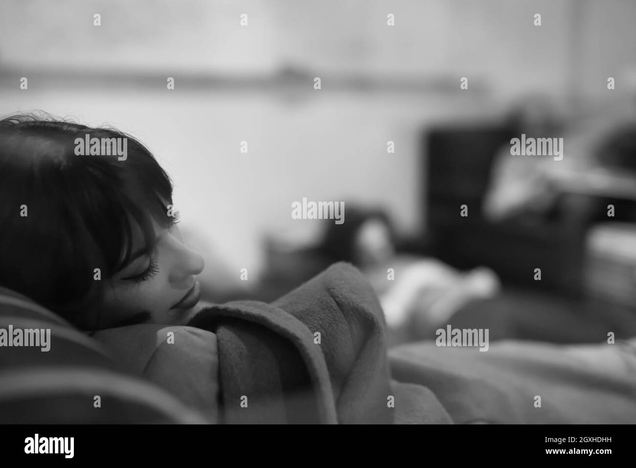 Groupe de jeunes développeurs logiciel occasionnels de dormir sur un canapé pendant une pause de travail créatif au bureau de démarrage Banque D'Images