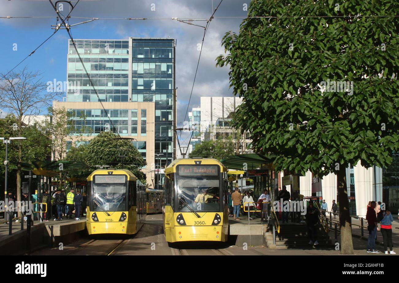 Le tramway Manchester Metrolink Bombardier M5000, numéro 3060, à l'arrêt de tramway de la place Saint-Pierre avec un service vers East Didsbury le 22 septembre 2021. Banque D'Images