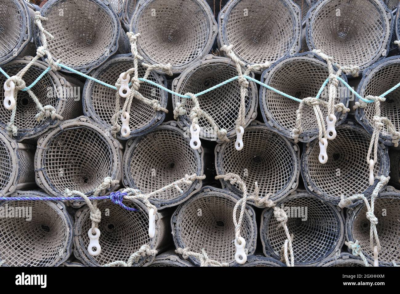 marmites de crabe empilées sur un quai Banque D'Images