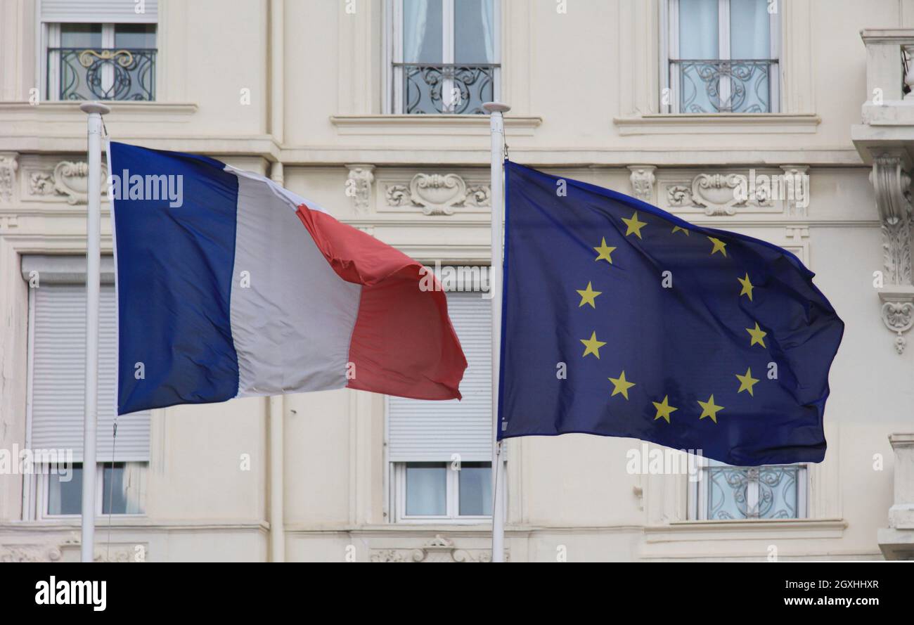 Union européenne drapeau de l'UE et de la france - Tricolore - pour la France sur des poteaux agitant dans le vent avec un palais classique en arrière-plan Banque D'Images