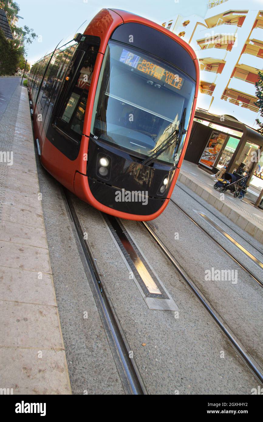 Le tramway électrique de Nice, France offre une alimentation ponctuelle à la gare avec un système de recharge statique au sol par voie ferroviaire et charge en moins de 2 Banque D'Images