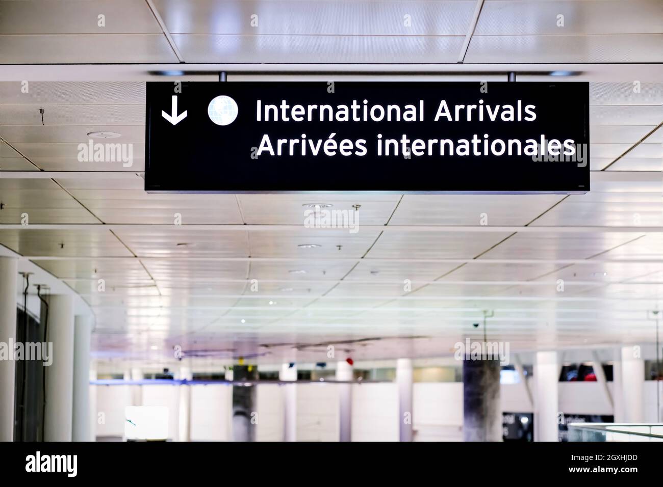 Le panneau des arrivées internationales s'affiche en anglais et en français dans le hall du terminal de l'aéroport. Frontière ouverte par le gouvernement pour les voyageurs internationaux. Banque D'Images