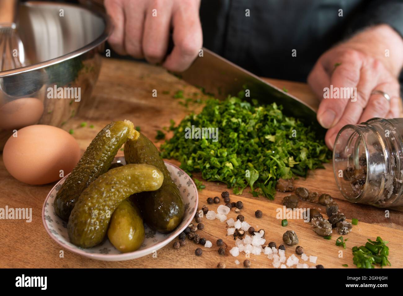 Préparer une sauce gribiche pour les asperges vertes. Préparez des ingrédients frais pour un plat d'accompagnement savoureux. Gastronomie et style de vie. Gros plan W Banque D'Images