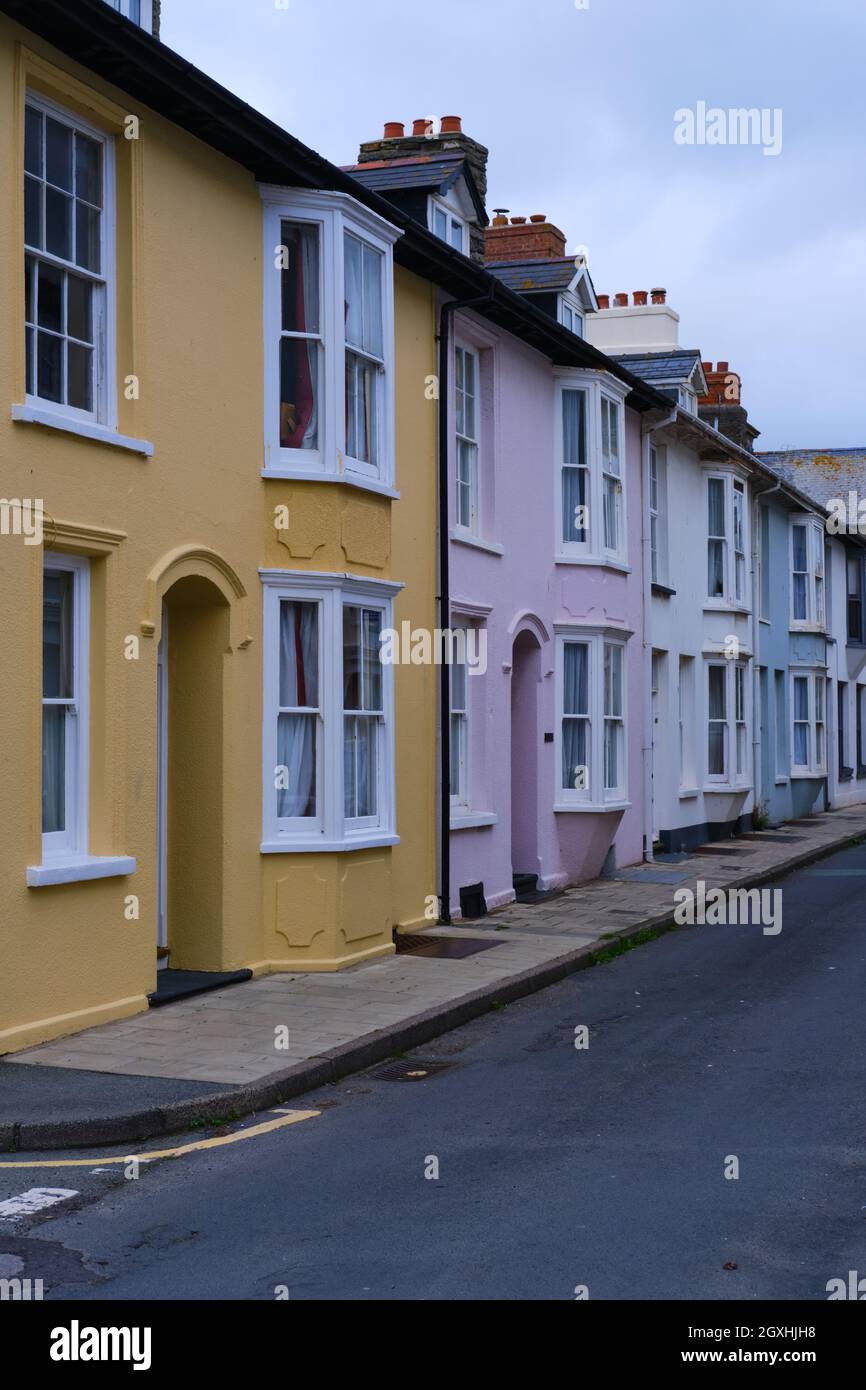 Rangée de maisons mitoyennes colorées au pays de Galles Banque D'Images