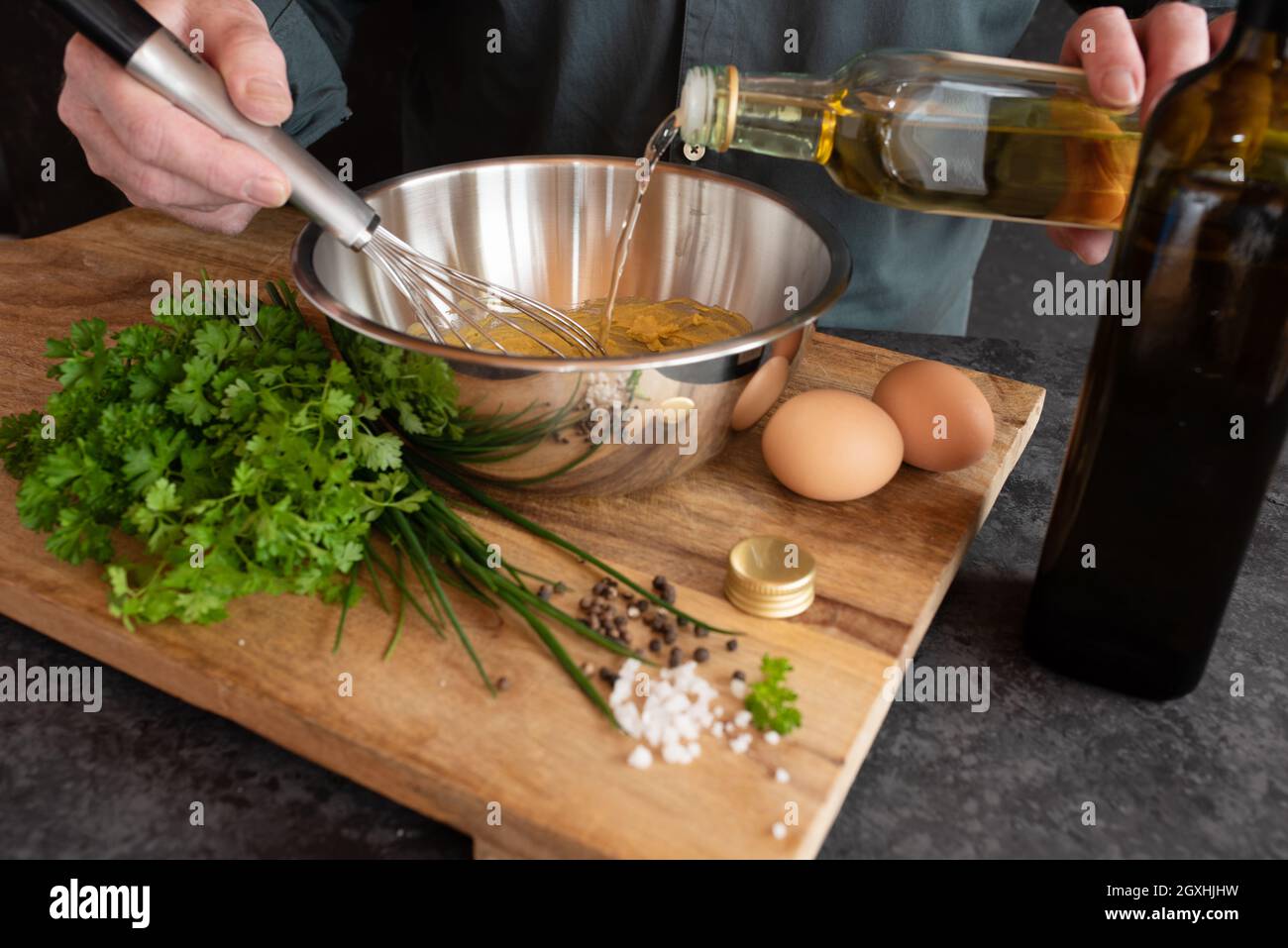 Préparer une sauce gribiche pour les asperges vertes. Préparez des ingrédients frais pour un plat d'accompagnement savoureux. Gastronomie et style de vie. Gros plan. Banque D'Images