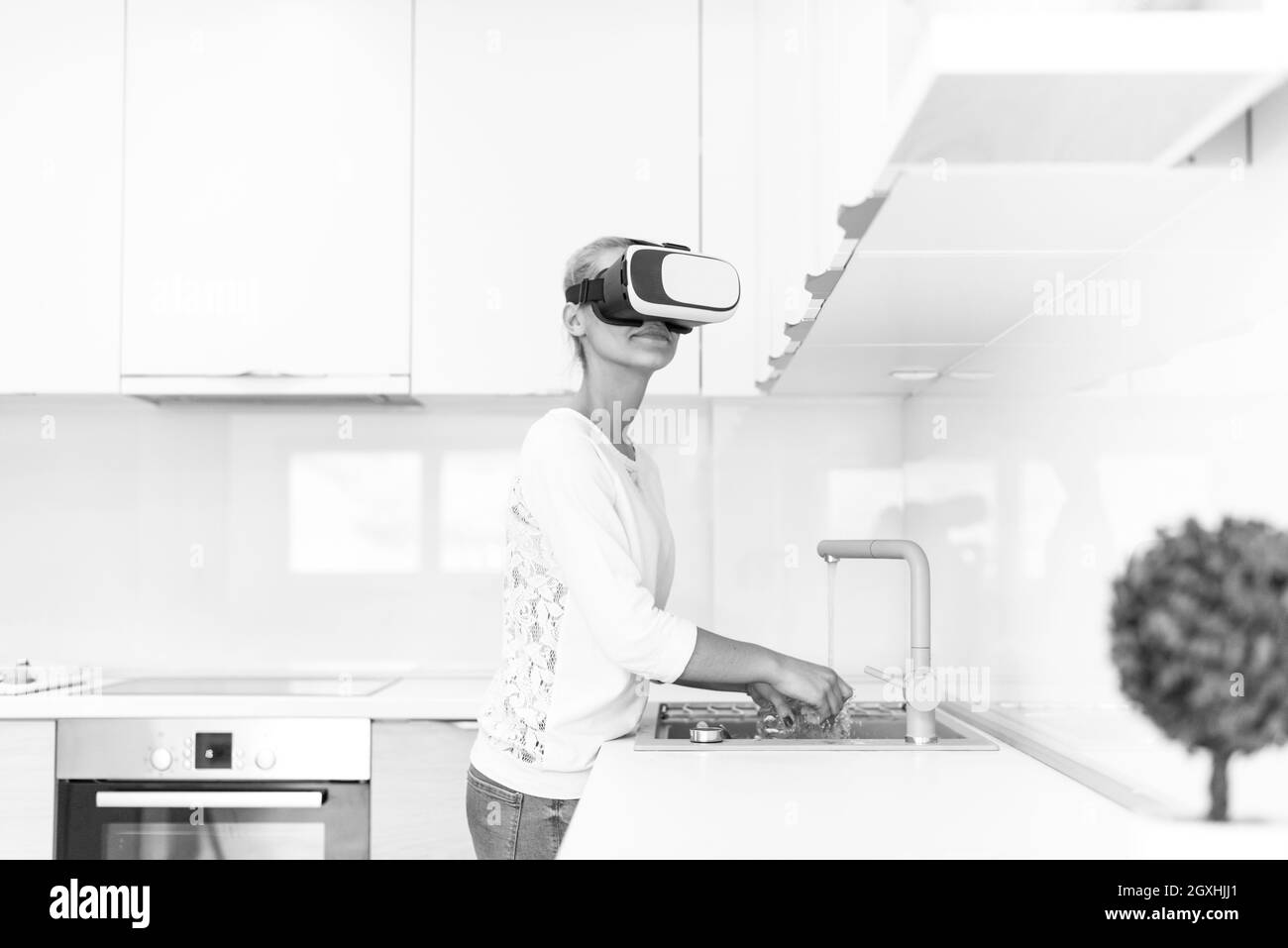 Smile happy woman acquérir de l'expérience à l'aide de casque VR-verres de la réalité virtuelle à la maison Banque D'Images