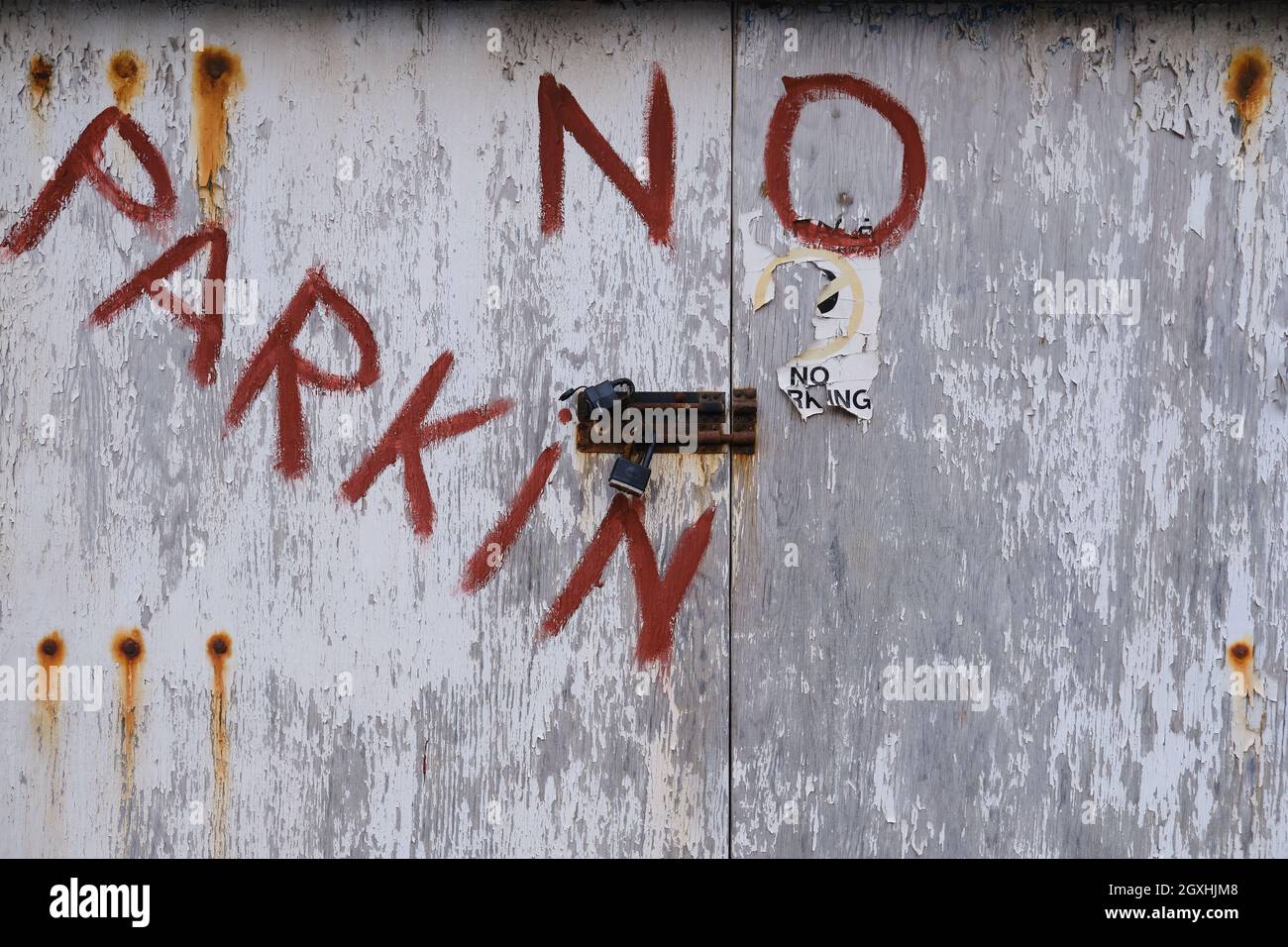 pas de panneau de stationnement sur une vieille porte de garage Banque D'Images