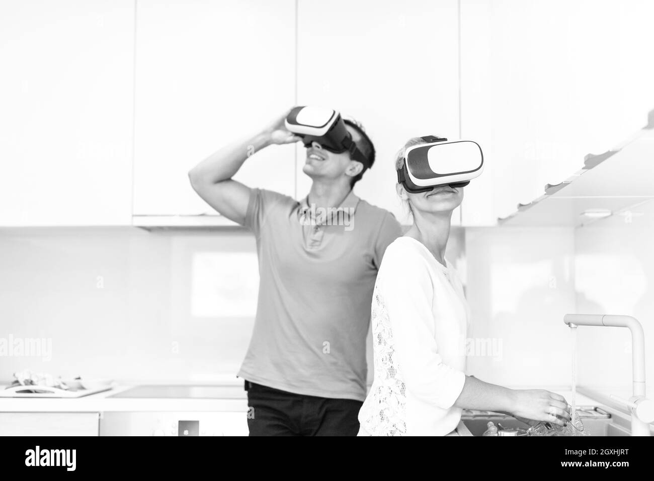 Happy young couple acquérir de l'expérience à l'aide de casque VR-verres de la réalité virtuelle à la maison Banque D'Images