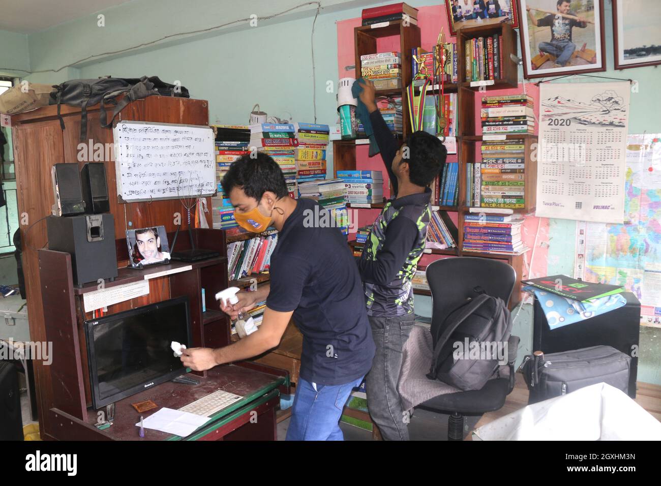 Les étudiants de l'Université de Dhaka, ont commencé à retourner progressivement dans les dortoirs du campus où ils vivront à l'Université pendant la période scolaire pour terminer leurs études après un long moment par la pandémie de coronavirus. Le 05 octobre 2021 à Dhaka, au Bangladesh. (Photo de Habibur Rahman/ Eyepix Group) Banque D'Images