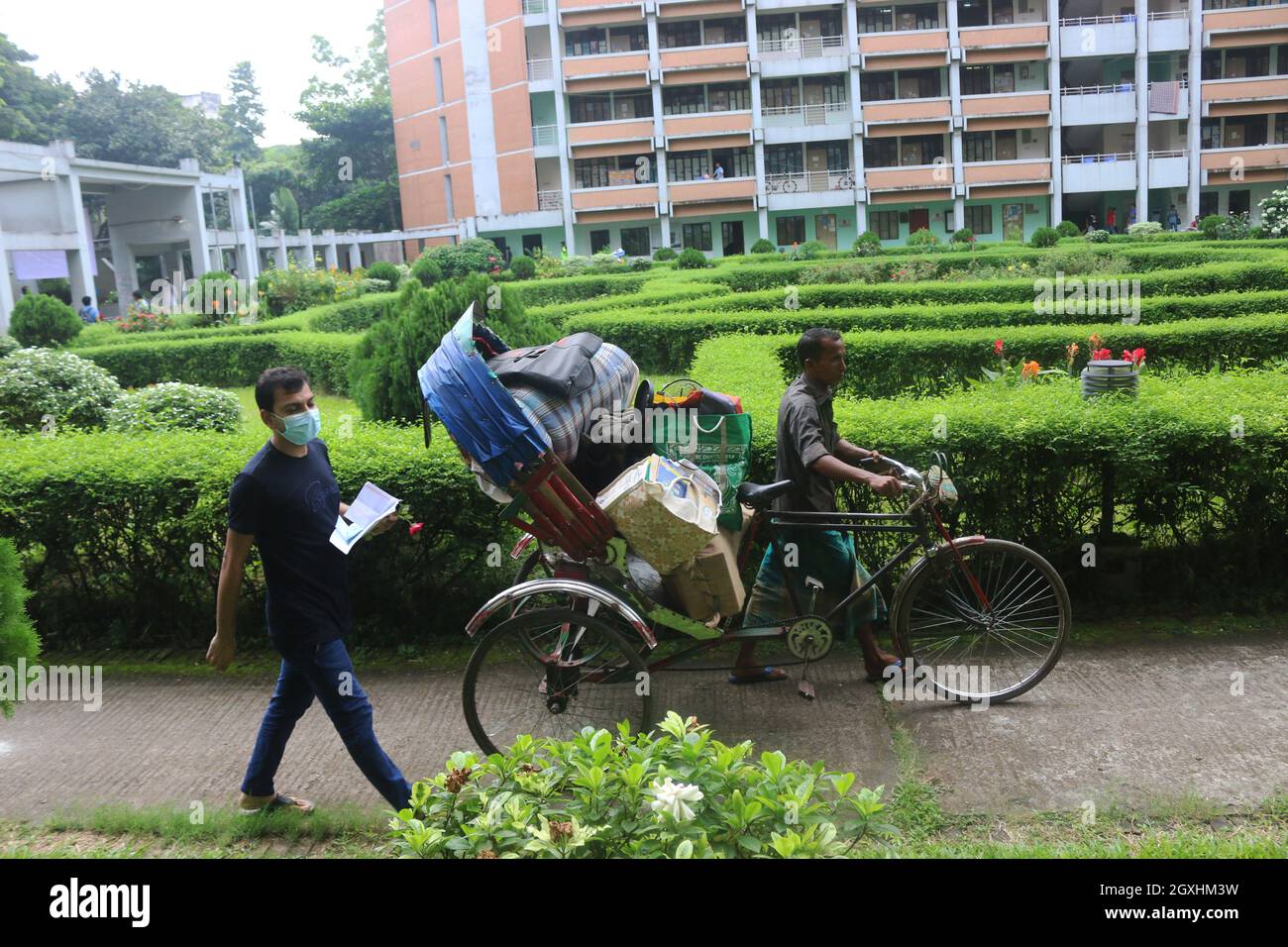 Les étudiants de l'Université de Dhaka, ont commencé à retourner progressivement dans les dortoirs du campus où ils vivront à l'Université pendant la période scolaire pour terminer leurs études après un long moment par la pandémie de coronavirus. Le 05 octobre 2021 à Dhaka, au Bangladesh. (Photo de Habibur Rahman/ Eyepix Group) Banque D'Images