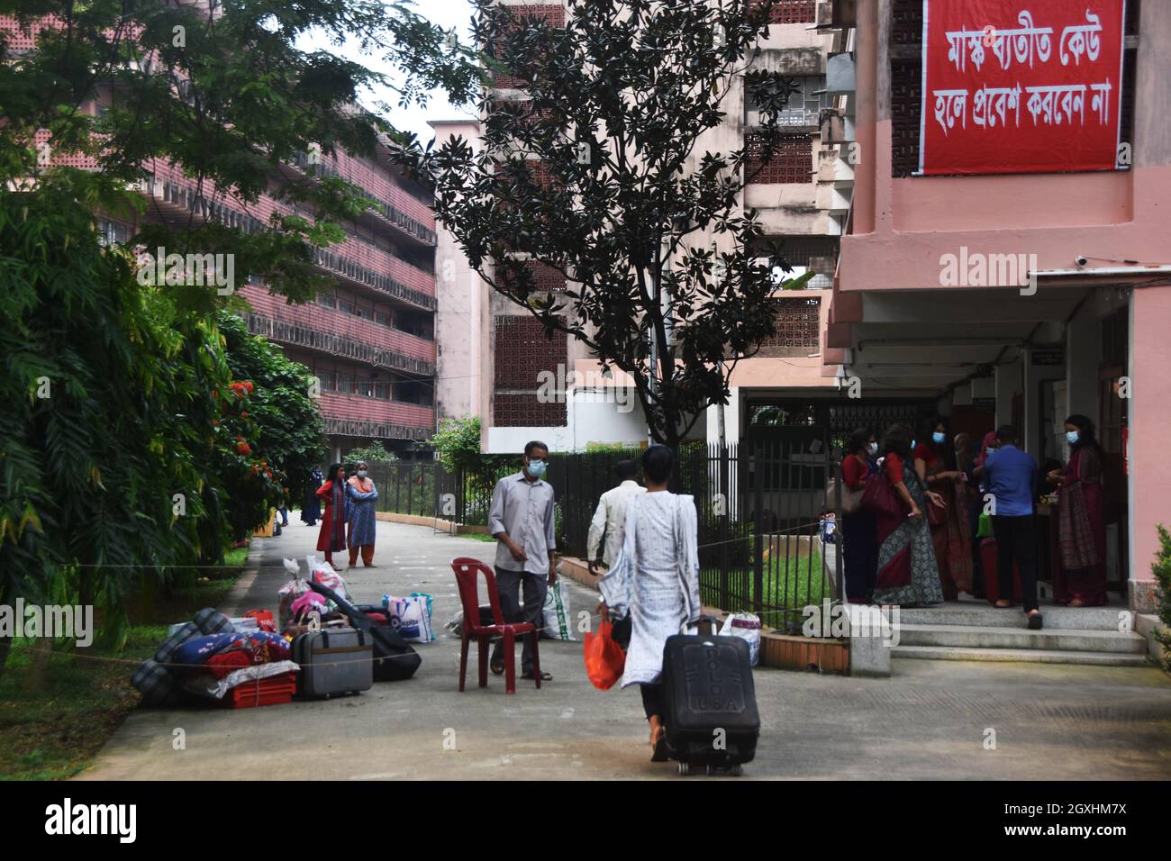 Les étudiants de l'Université de Dhaka, ont commencé à retourner progressivement dans les dortoirs du campus où ils vivront à l'Université pendant la période scolaire pour terminer leurs études après un long moment par la pandémie de coronavirus. Le 05 octobre 2021 à Dhaka, au Bangladesh. (Photo de Habibur Rahman/ Eyepix Group) Banque D'Images