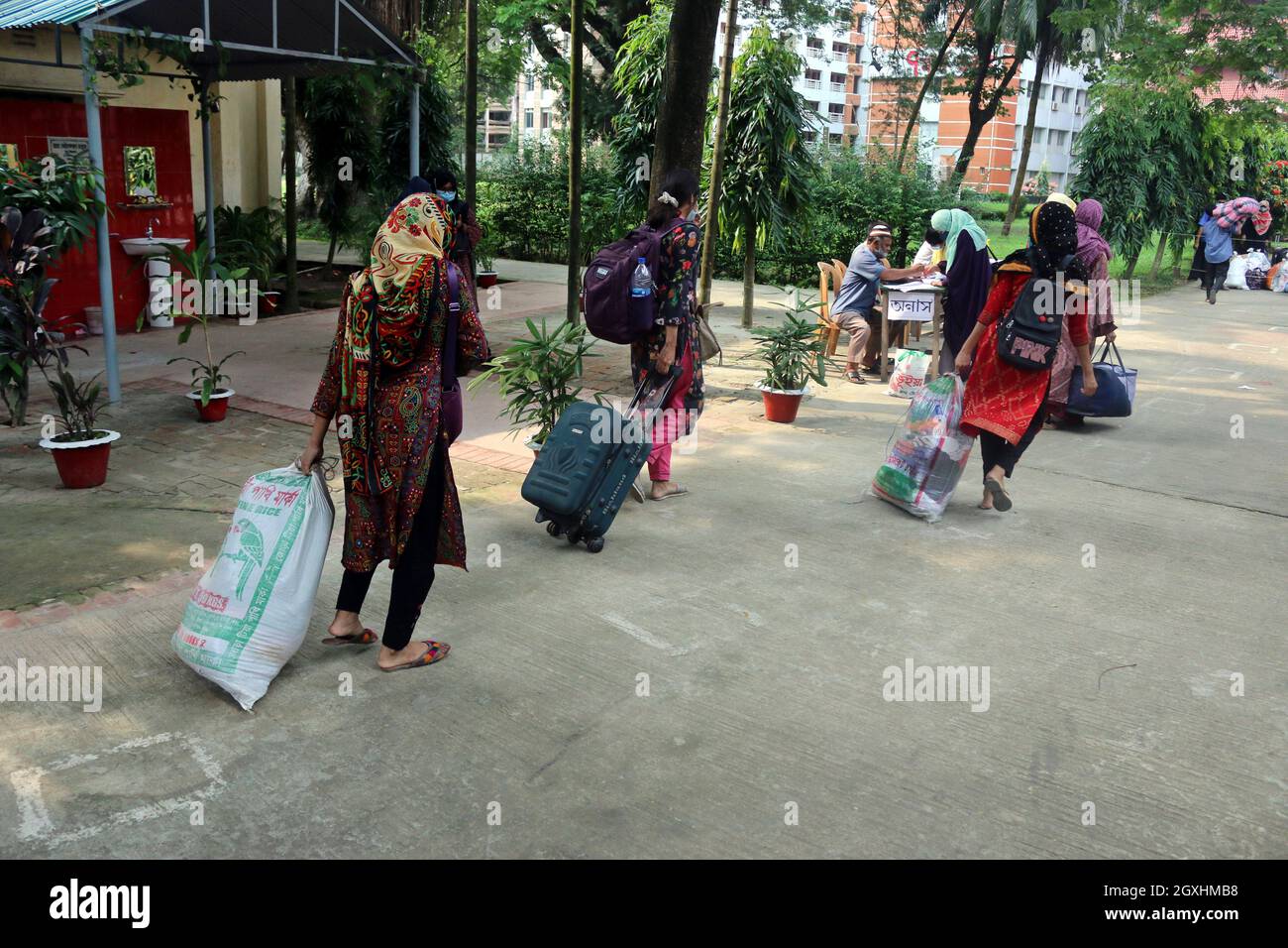 Les étudiants de l'Université de Dhaka, ont commencé à retourner progressivement dans les dortoirs du campus où ils vivront à l'Université pendant la période scolaire pour terminer leurs études après un long moment par la pandémie de coronavirus. Le 05 octobre 2021 à Dhaka, au Bangladesh. (Photo de Habibur Rahman/ Eyepix Group) Banque D'Images