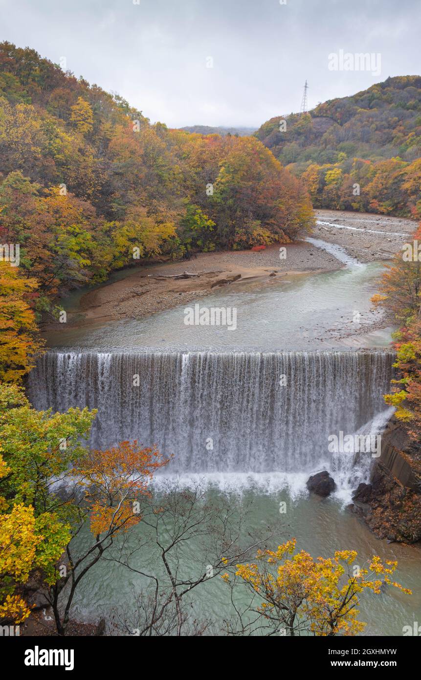 Vue depuis le pont de Mori no Ohashi vers la gorge de la rivière Matsu avec chute d'eau en automne, parc national de Towada-Hachimantai, Iwate, Japon Banque D'Images