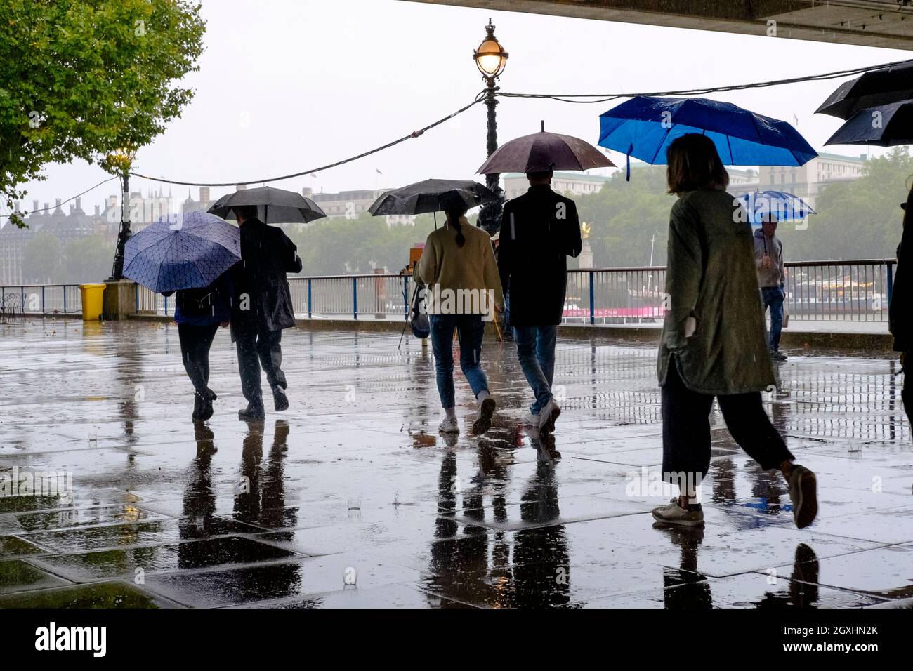 Les piétons de Londres marchant dans le déluge de pluie. Banque D'Images