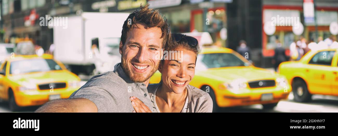 Couple de selfie de New York prenant des photos sur NYC ville vacances d'été Voyage avec des taxis jaunes fond panoramique. Homme et femme touristes Banque D'Images