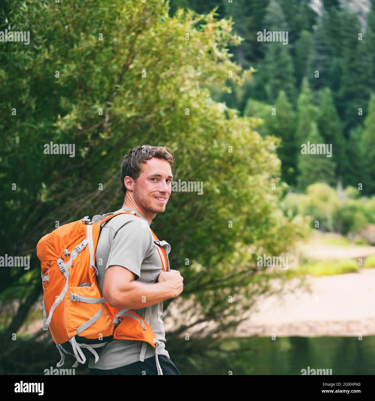 Camp d'été jeune homme en voyage randonnée pédestre randonnée pédestre heureux randonnée avec camping sac à dos dans la forêt randonnée sentier Banque D'Images