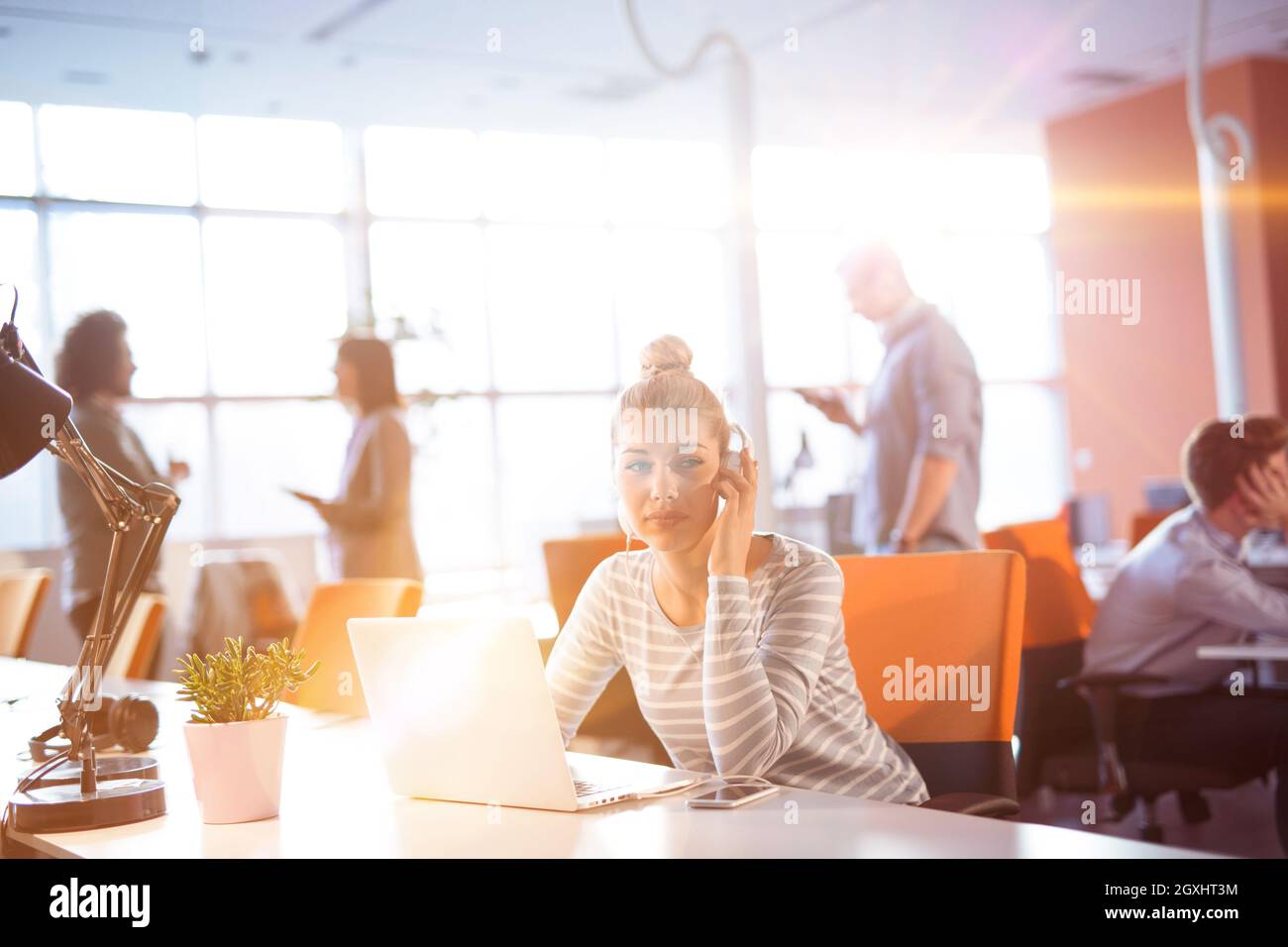Young businesswoman programmeur dans big bright office au travail à l'aide d'ordinateur Banque D'Images