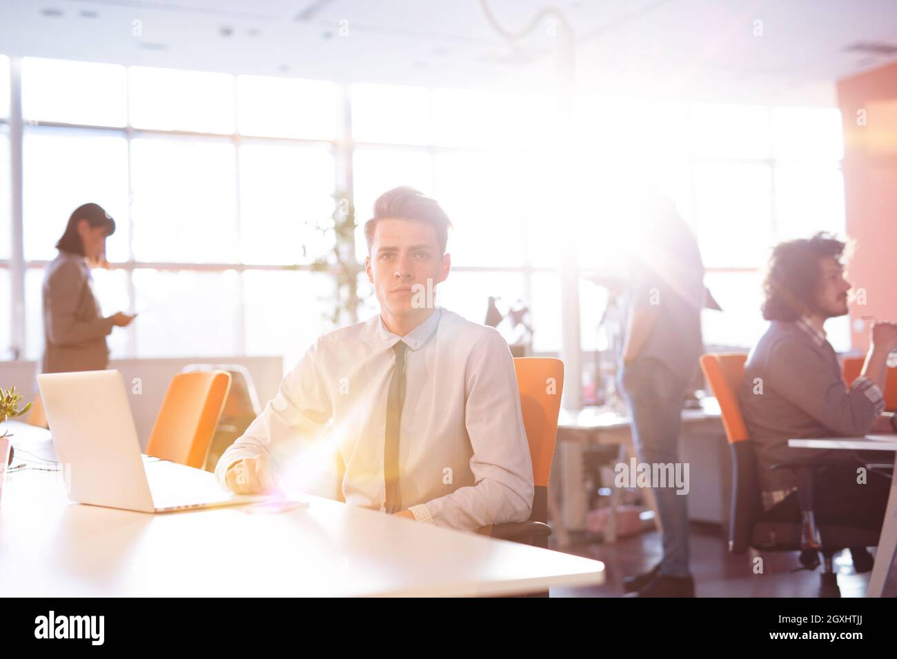 Young businessman programmeur dans big bright office au travail à l'aide d'ordinateur Banque D'Images