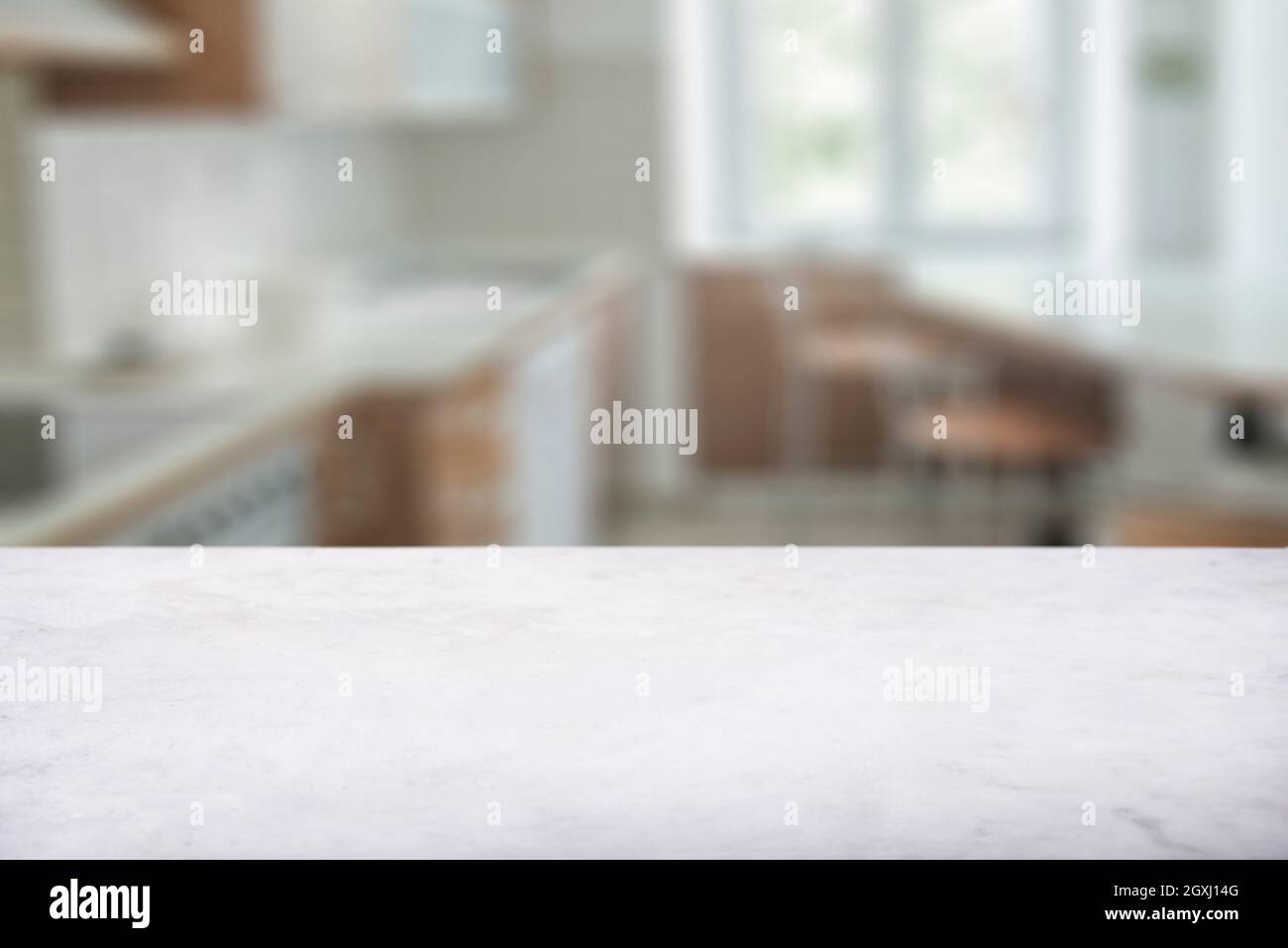 Comptoir en marbre blanc avec arrière-plan de cuisine flou de luxe. Table de présentation des produits alimentaires avec toile de fond bokeh. Banque D'Images