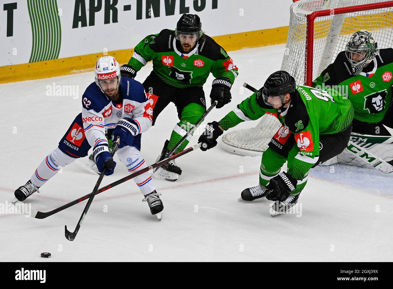 Mlada Boleslav, République tchèque. 05e octobre 2021. L-R Denis Malgin (Zurich), Dominik Vacik, Maris Bicevkis et Gasper Kroselj (tous Mlada Boleslav) en action pendant la Ligue de hockey des champions (CHL), un tournoi européen de hockey sur glace, match BK Mlada Boleslav (Tchèque) contre ZSC Lions Zurich (Suisse), le 5 octobre 2021, à Mlada Boleslav (République Tchèque). Crédit : Michal Kamaryt/CTK photo/Alay Live News Banque D'Images