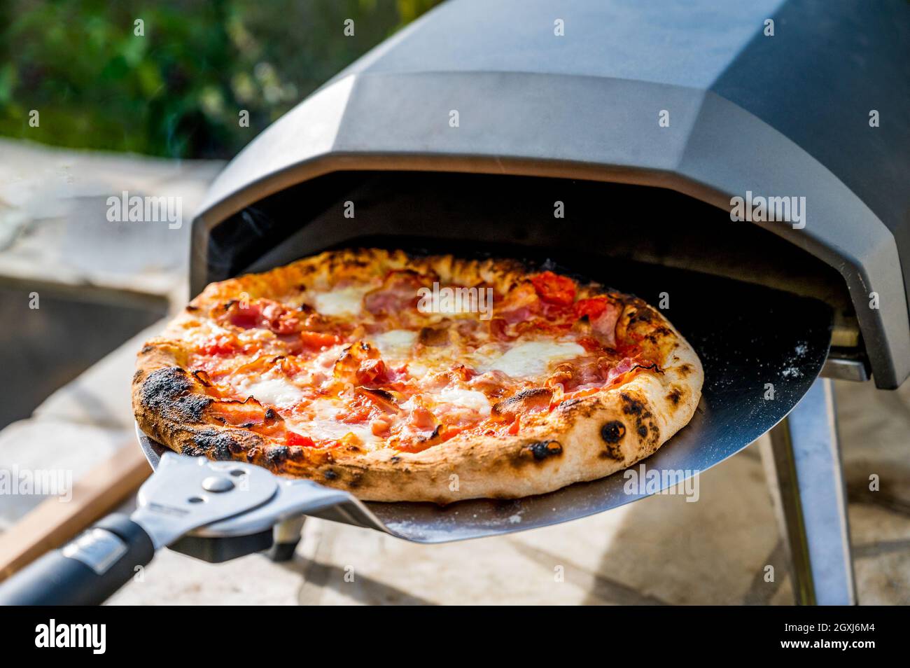 Faire de la pizza maison dans un four à pizza à gaz portable haute  température. La délicieuse pizza est cuite dans un four à gaz pour la pizza  napolitaine maison. Spéi Photo