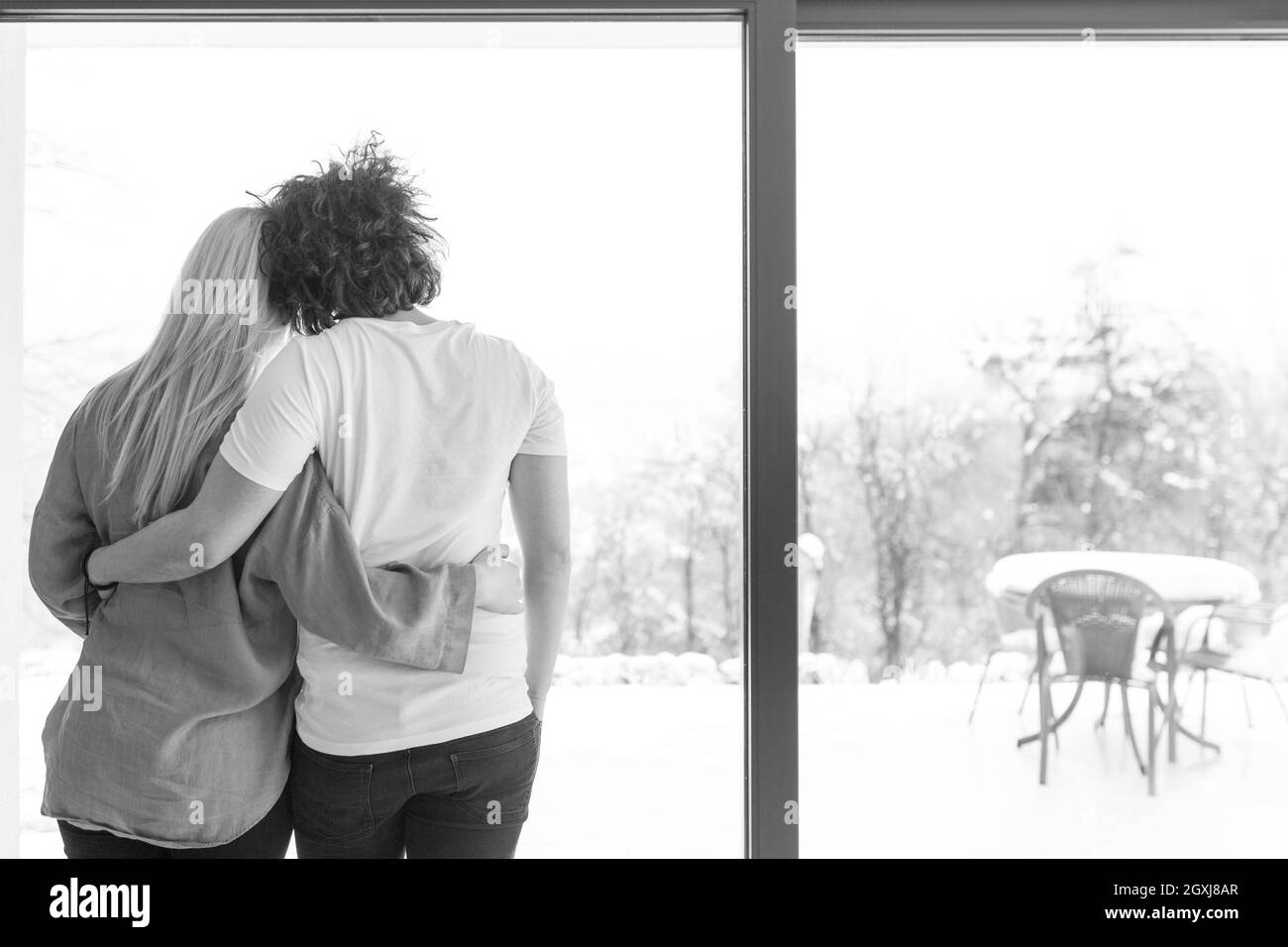 Happy young couple romantique café du matin par la fenêtre sur froide journée d'hiver à la maison Banque D'Images