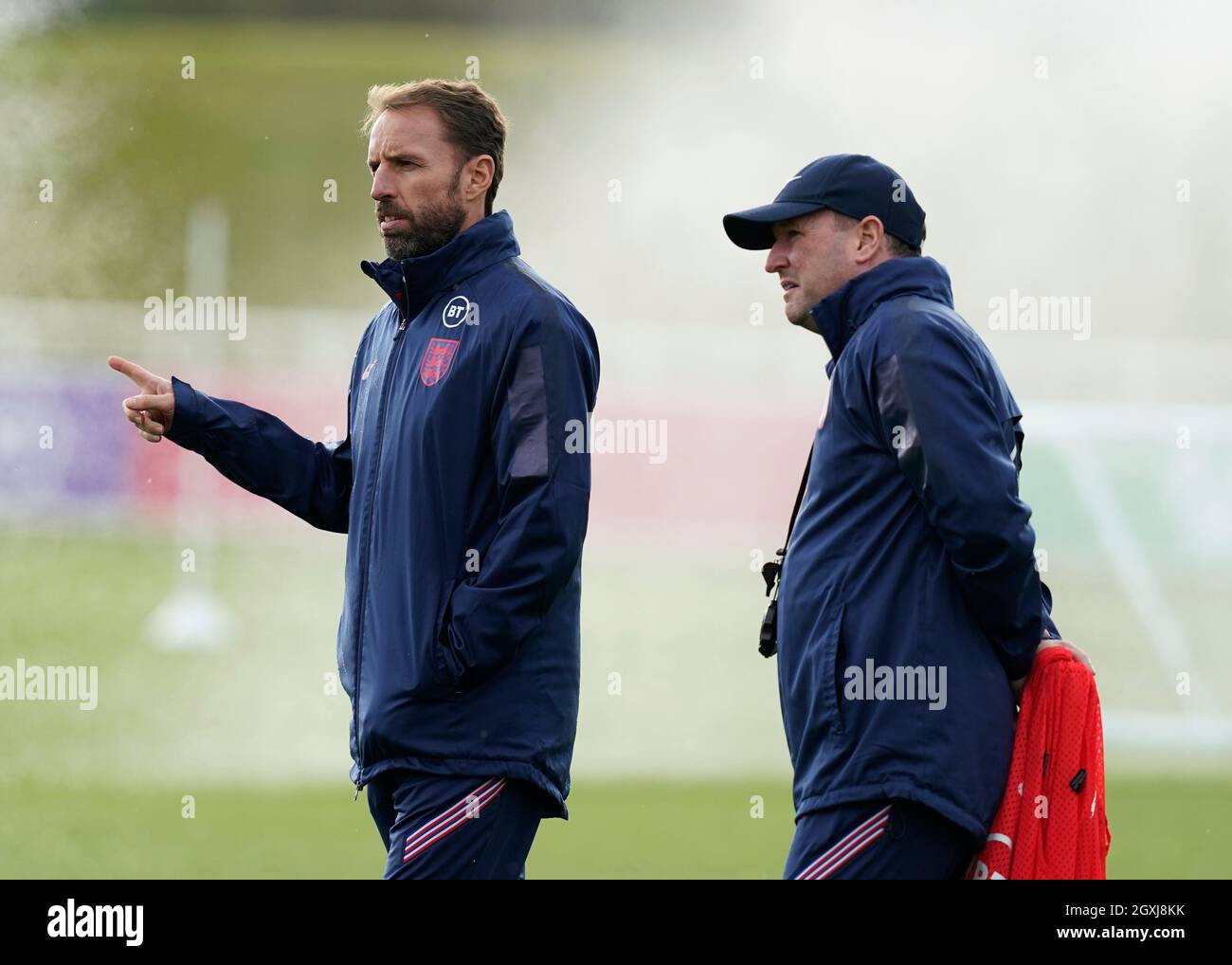 Burton, Angleterre, 5 octobre 2021.Gareth Southgate, directeur de l'Angleterre et assistant Steve Holland, à l'entraînement à St George's Park, Burton on Trent.Date de la photo : 5 octobre 2021.Le crédit photo devrait se lire: Andrew Yates/Sportimage crédit: Sportimage/Alay Live News Banque D'Images