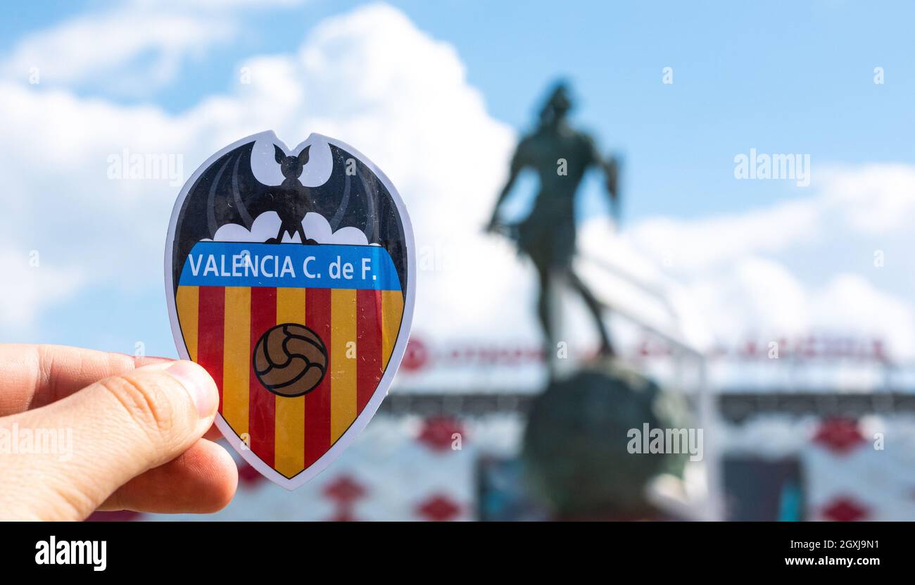 14 juin 2021, Valence, Espagne. L'emblème du club de football Valencia CF  sur fond d'un stade moderne Photo Stock - Alamy