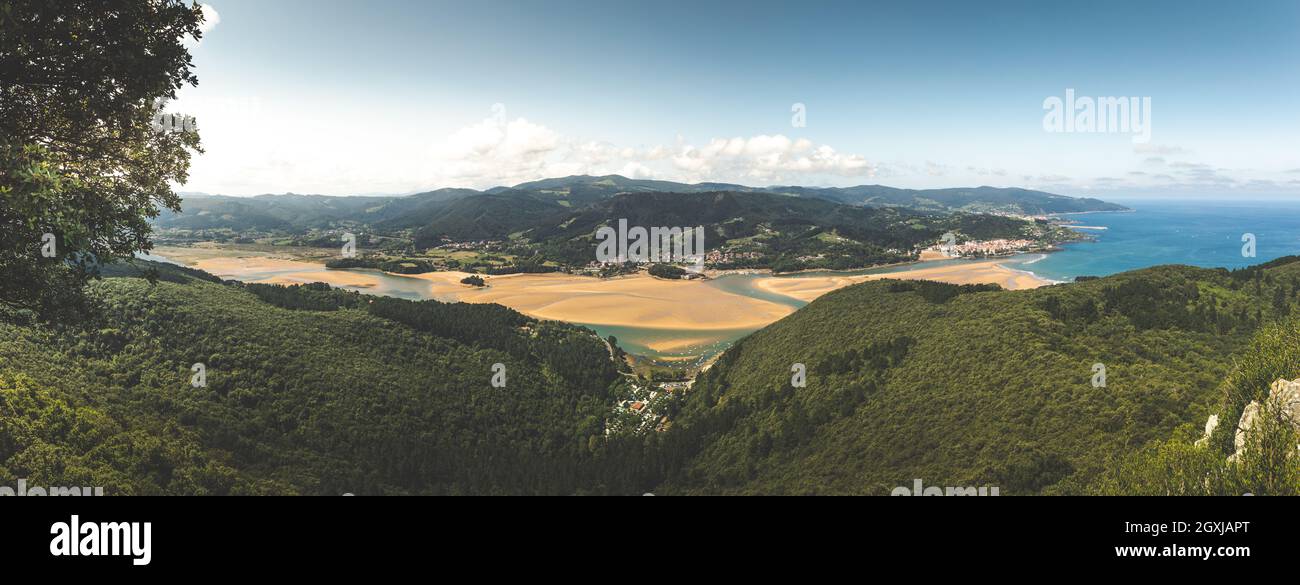 Vue imprenable depuis l'embouchure de la rivière Urdaibai, réservoir naturel de biosphère à Bizkaia, pays basque. Banque D'Images